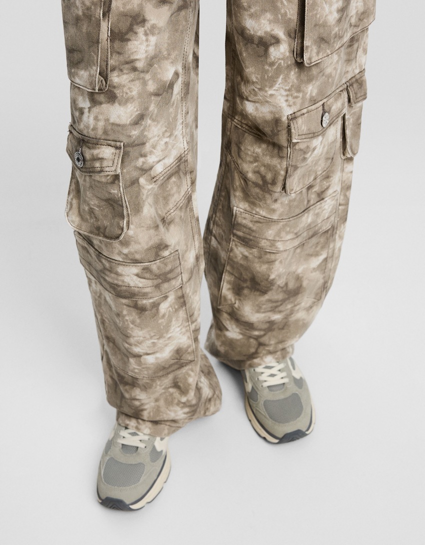Calça cargo estampada em sarja com vários bolsos