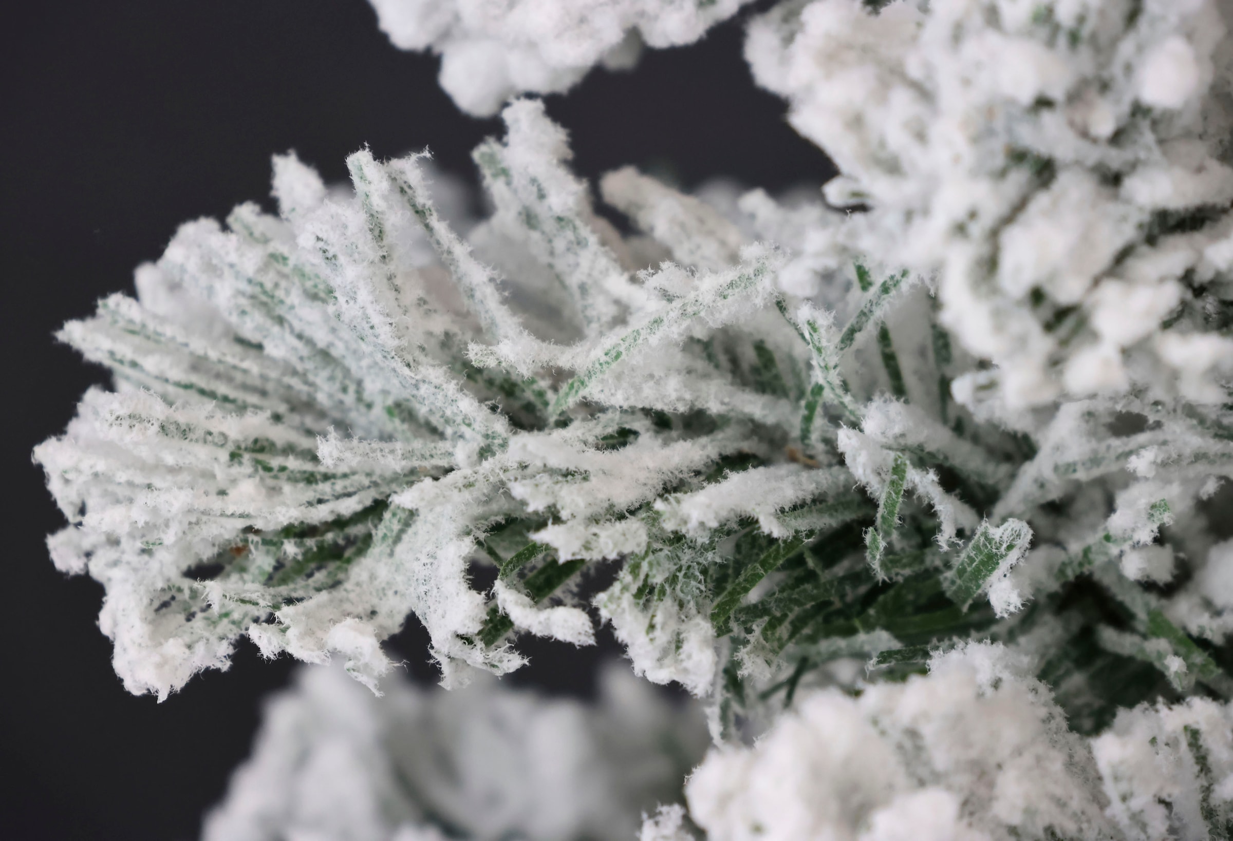 I.GE.A. Dekobaum »Weihnachtsdeko, Weihnachtsbaum« Tannenbaum auf Holzfuss mit Kunstschnee 60 cm