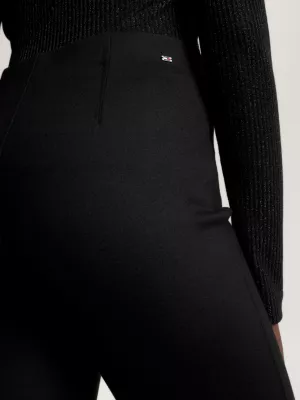 Calças de malha elegantes com corte slim.