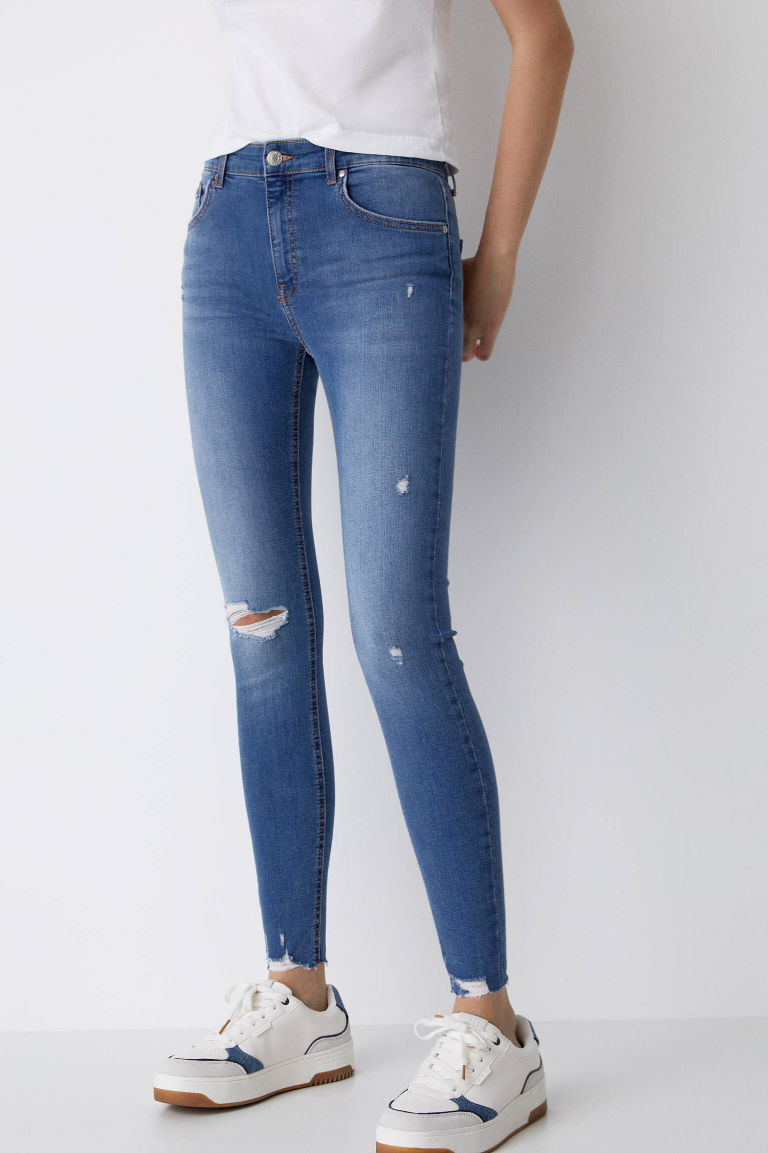 Calça jeans skinny de cintura média com rasgos - azul médio