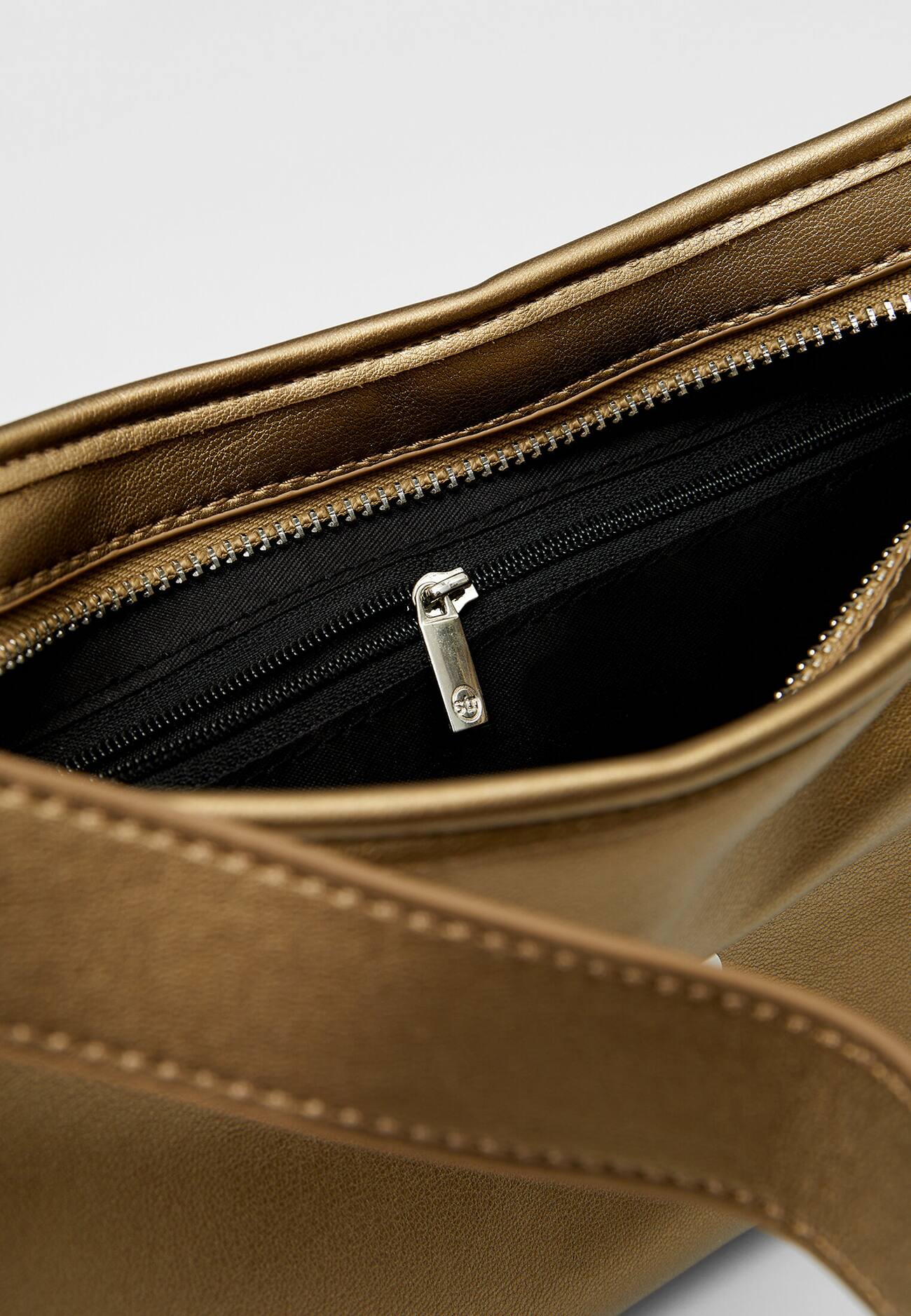 Bolsa com fivela dourada