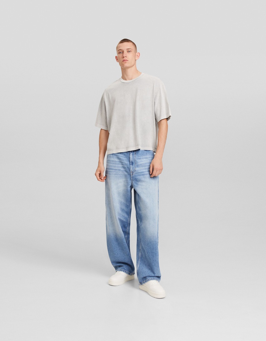 calça jeans estilo skater com efeito desbotado