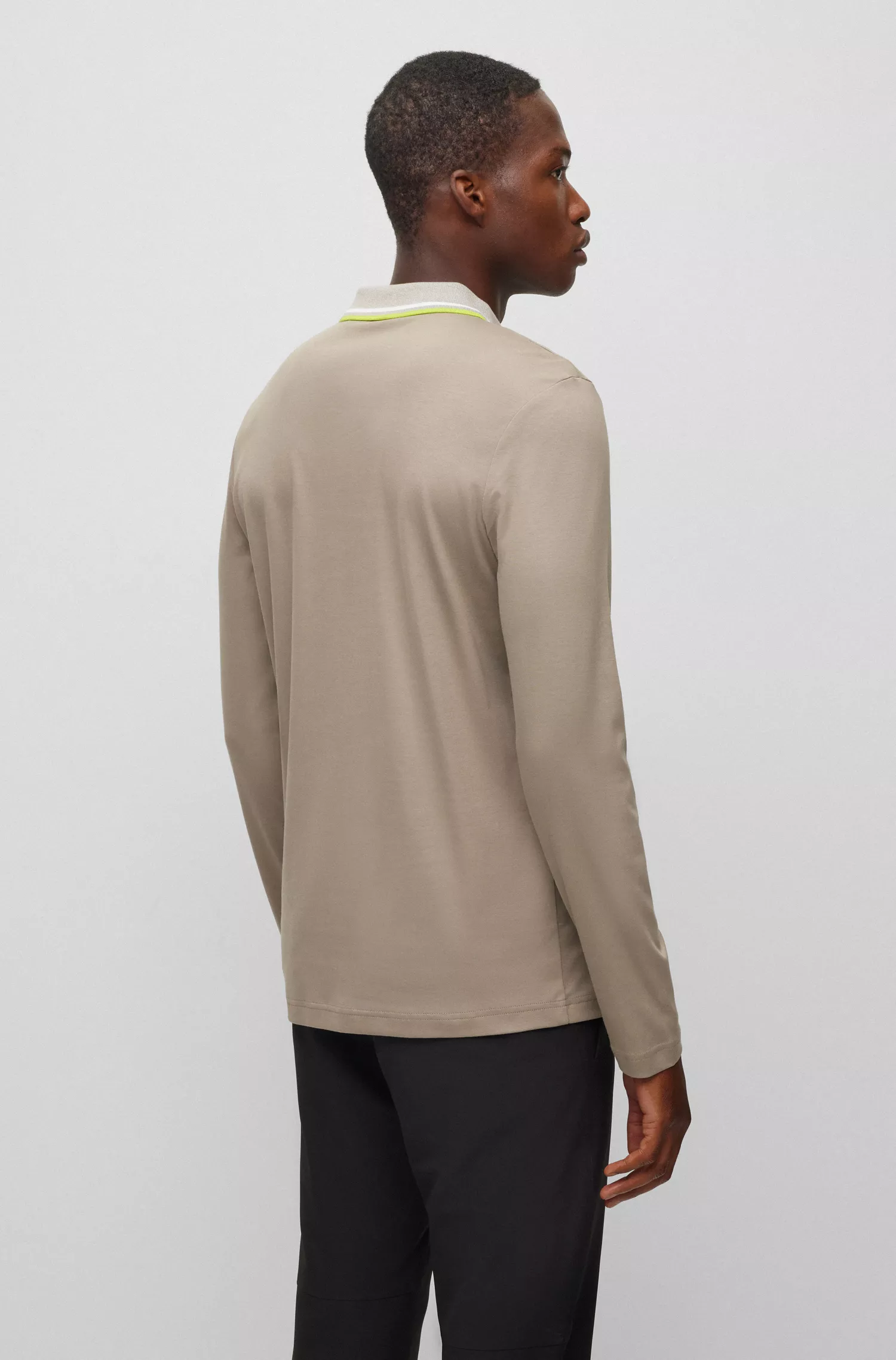 Camisa polo BOSS verde em algodão interlock com listras e logotipo.