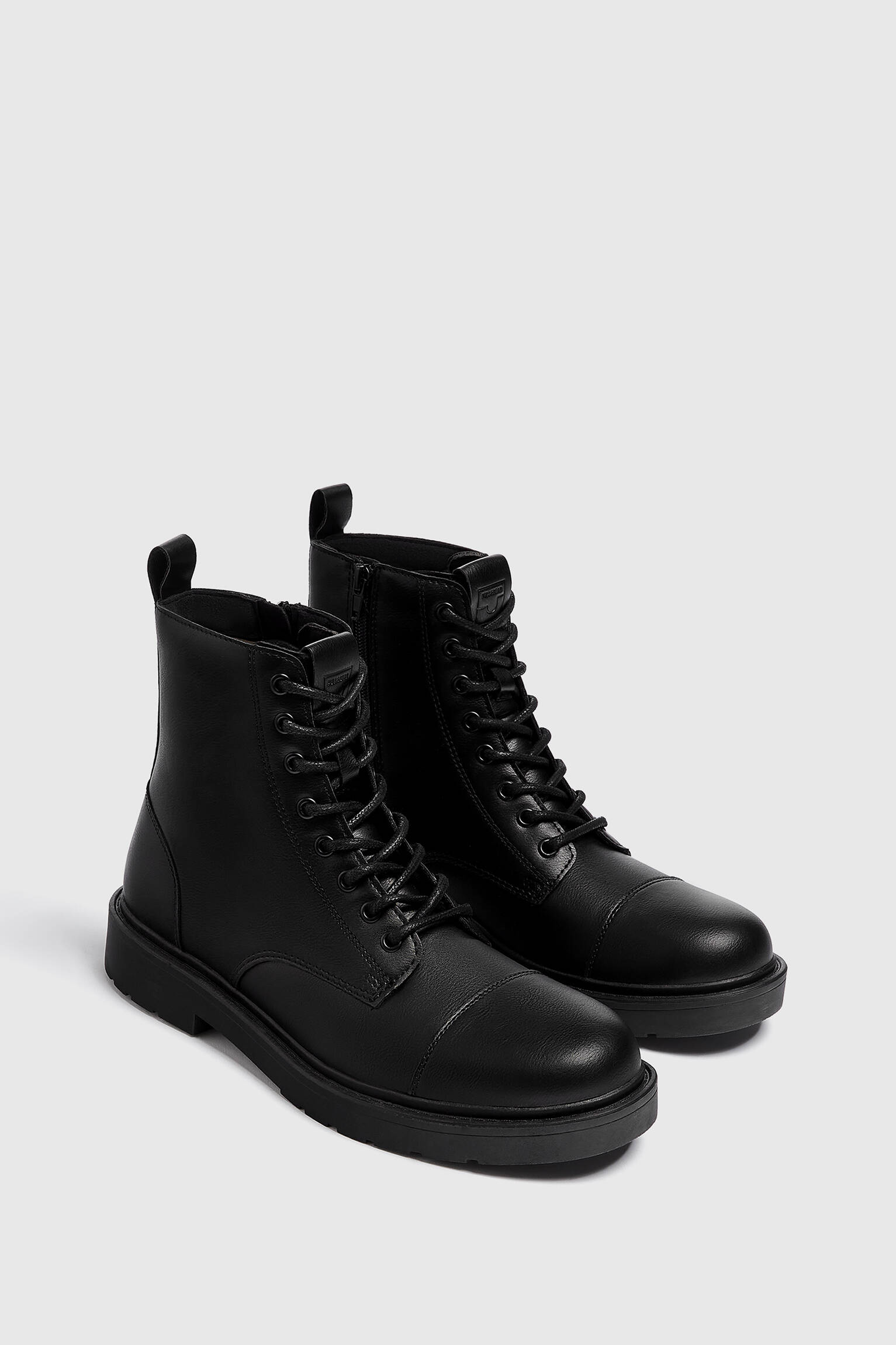 BOTA BÁSICA DE CADARÇO - PRETA