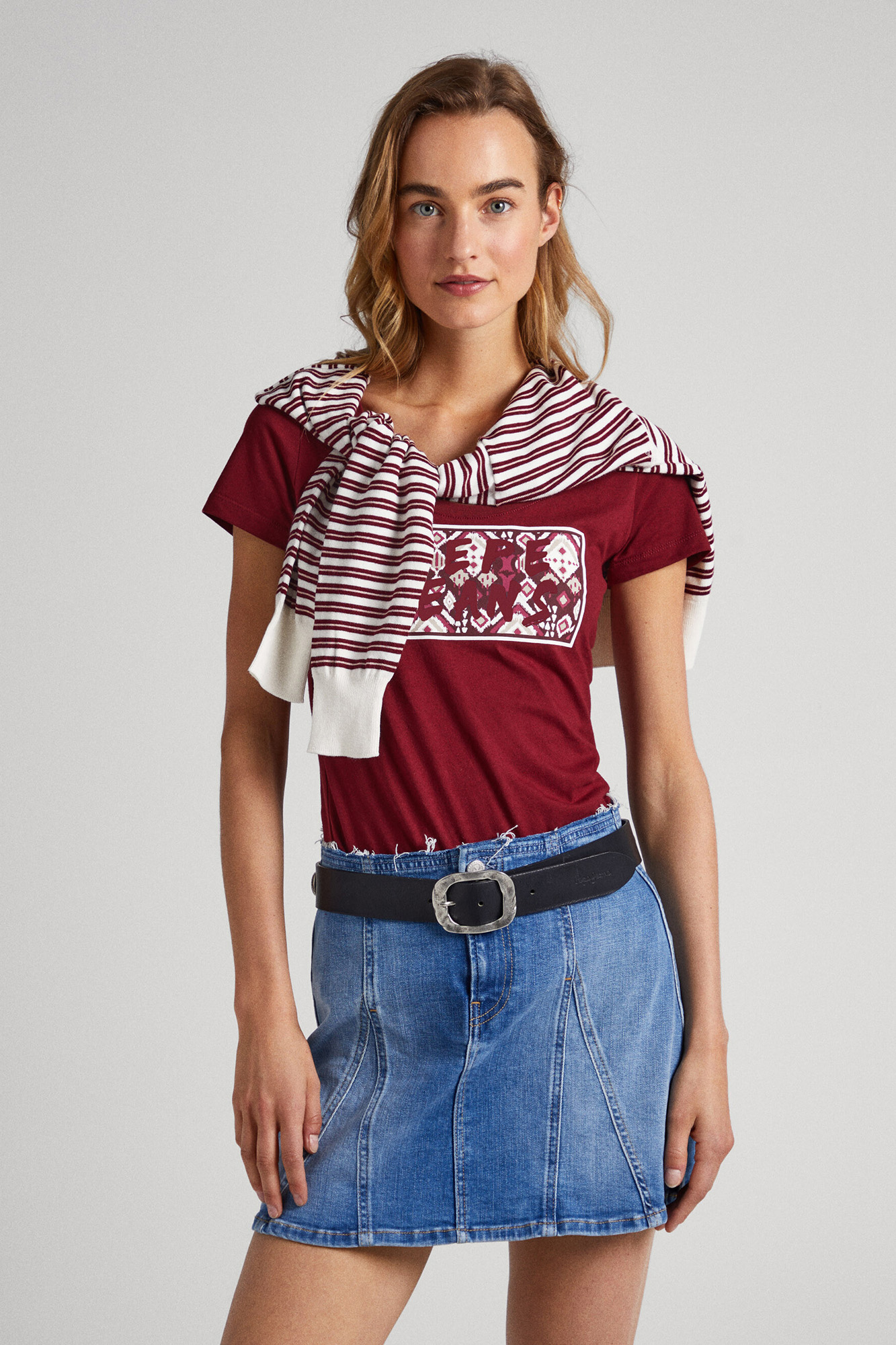estampa de logotipo em camiseta