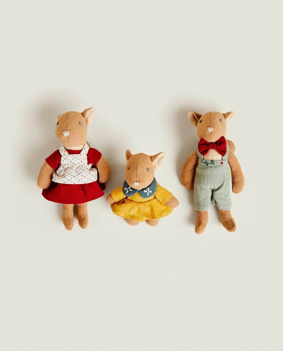 Conjunto de brinquedos de pelúcia natalinos da família de esquilos