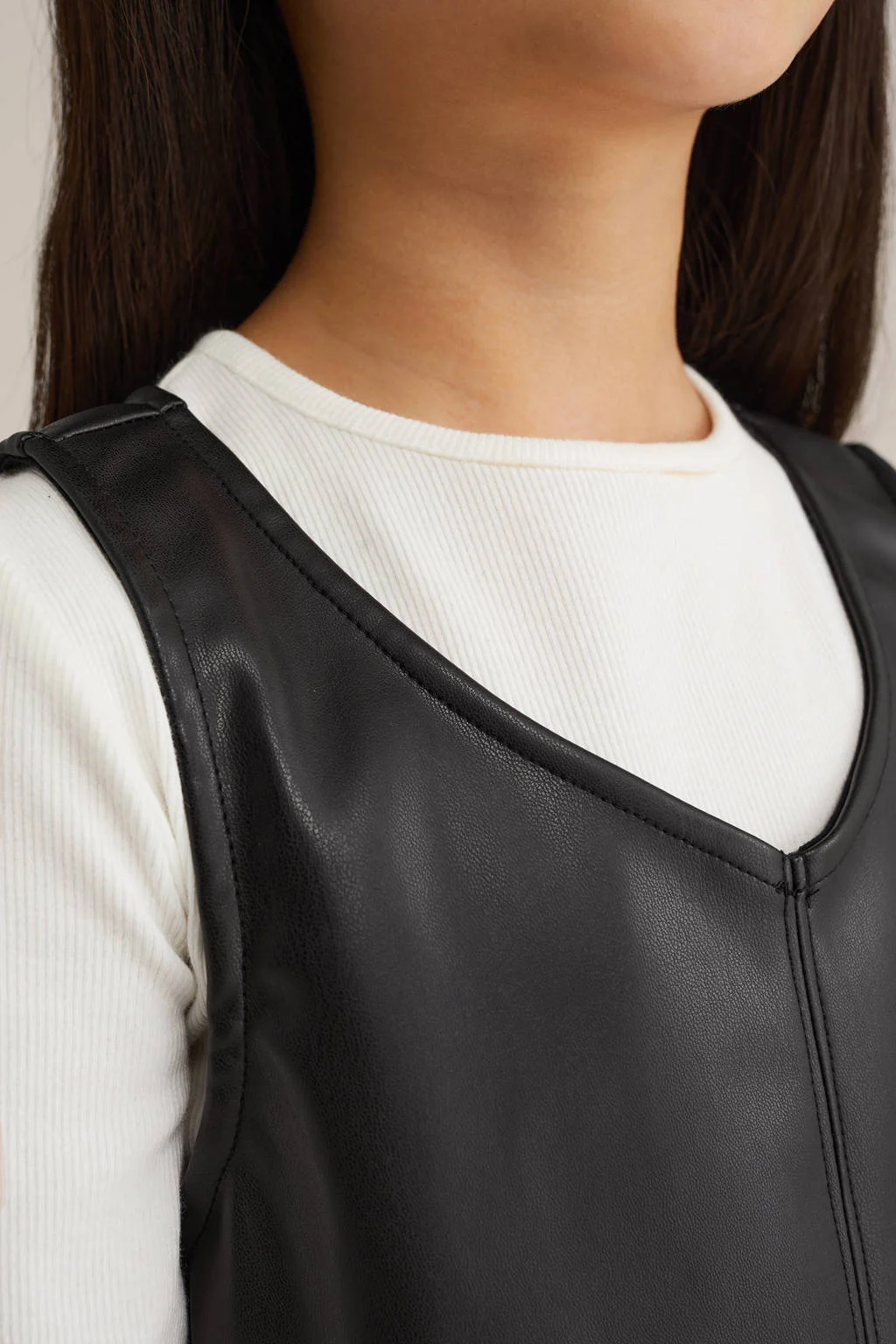 WE Fashion imitatieleren overgooier zwart