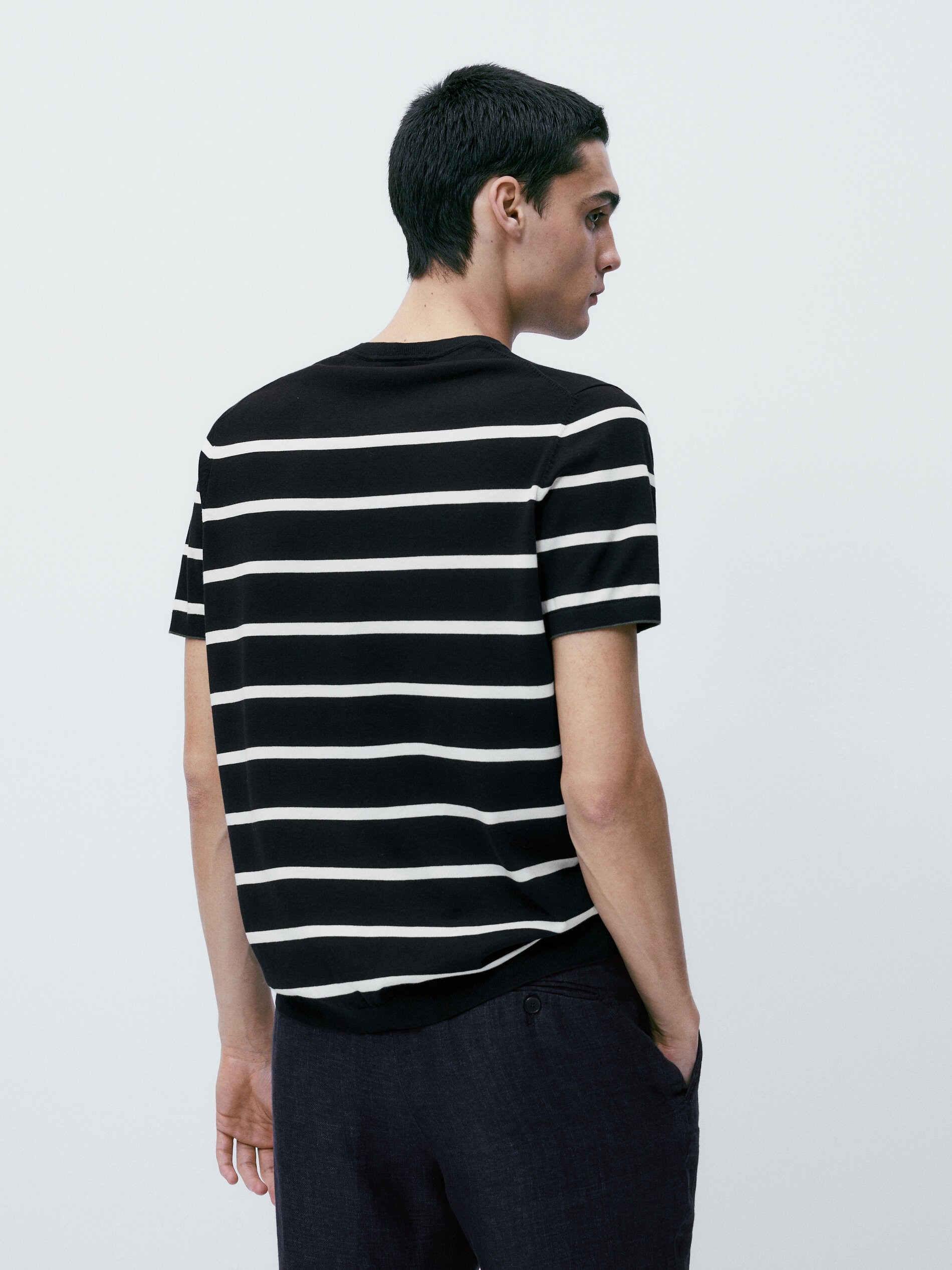 Blusa de gola alta listrada em malha jersey - AZUL MARINHO