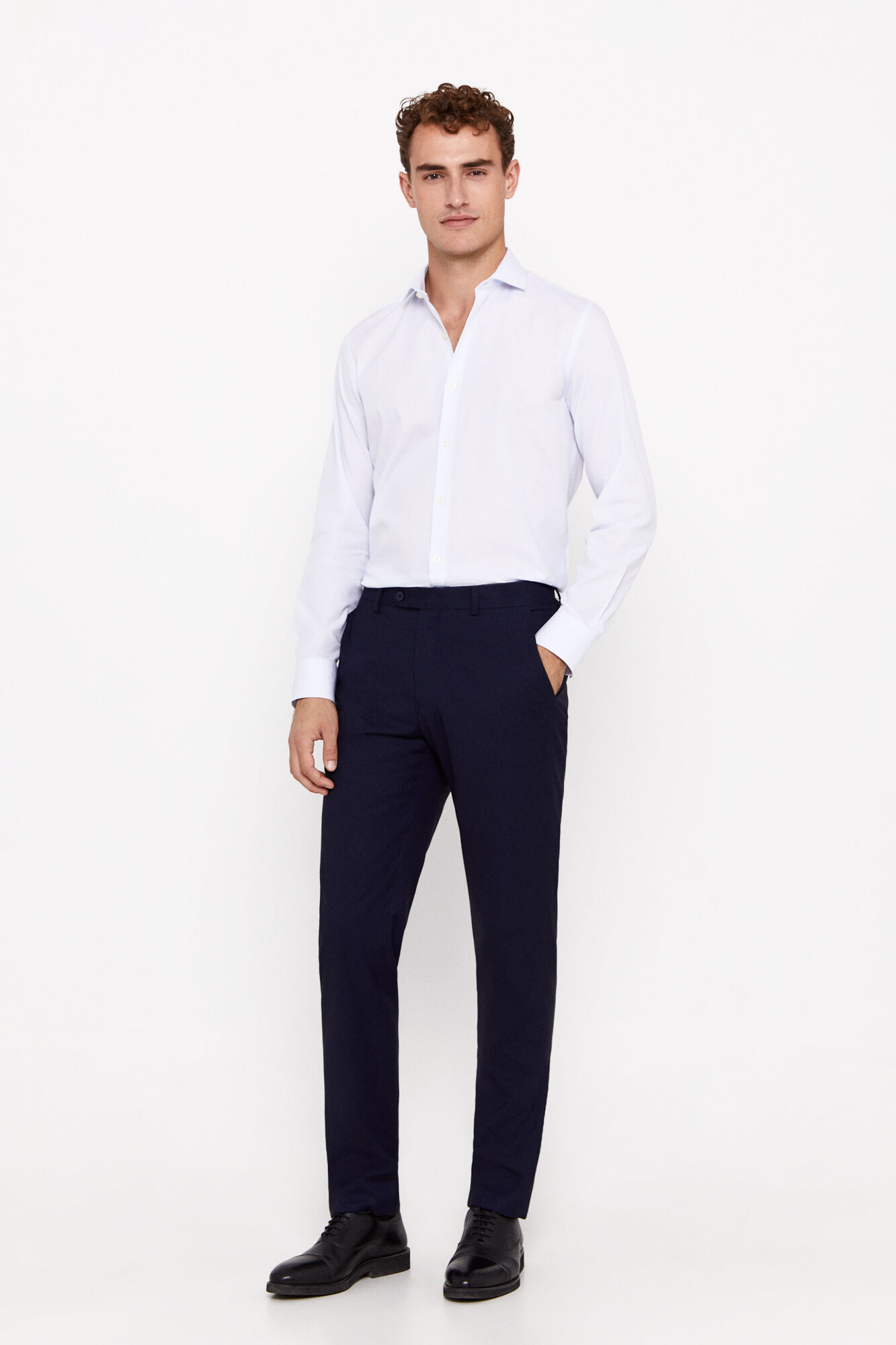 Camisa social listrada de corte slim, fácil de passar.