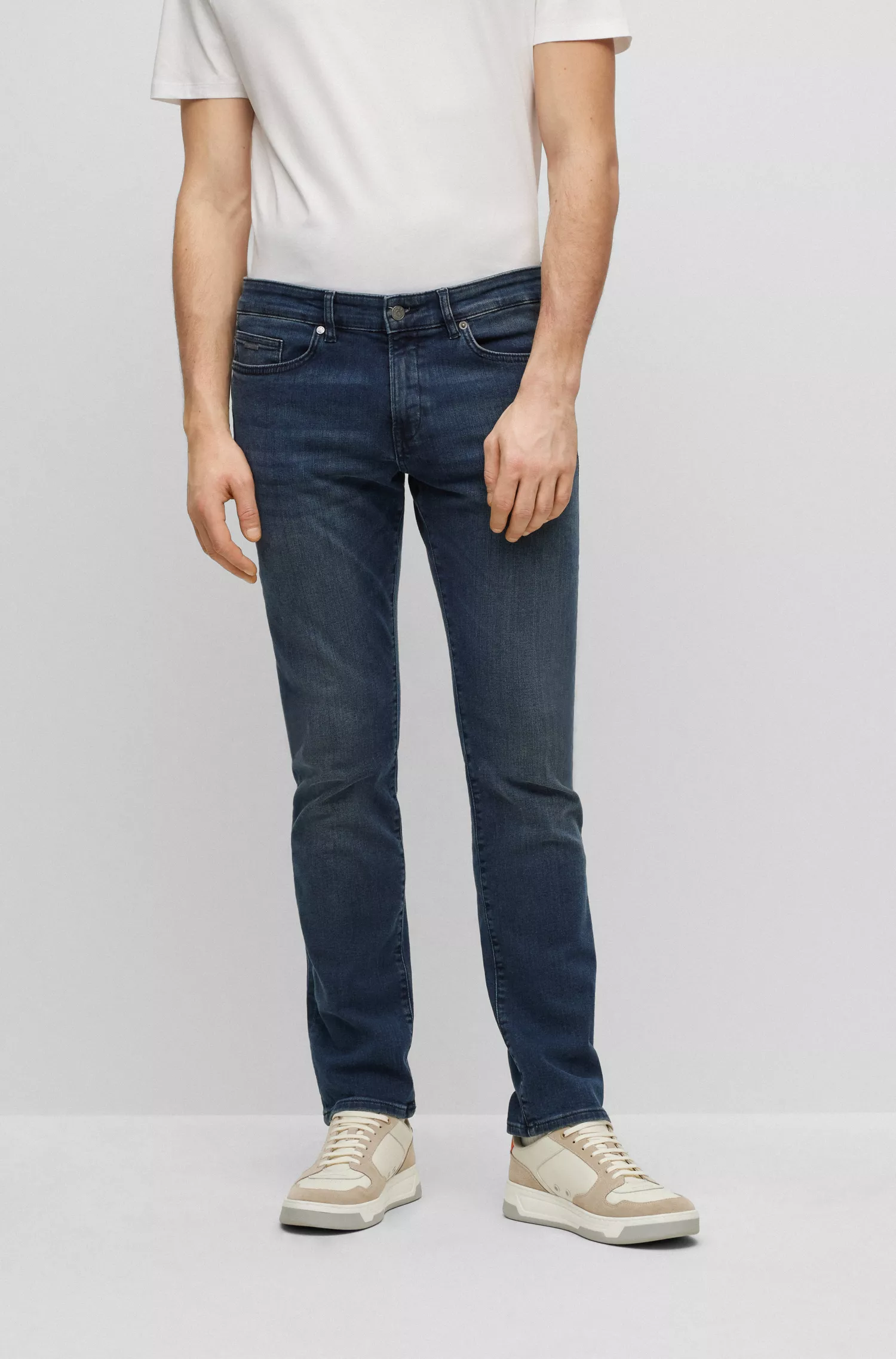 Calça jeans BOSS preta, corte slim, em denim super elástico tingido de azul.