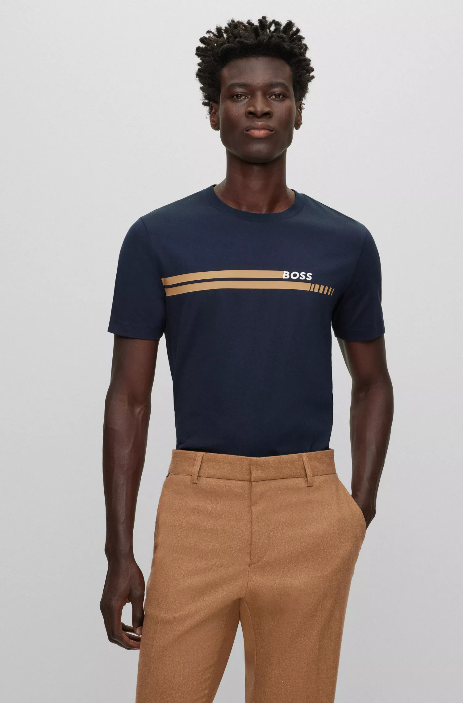 Camiseta BOSS preta de algodão com modelagem slim e listras inspiradas em corridas.