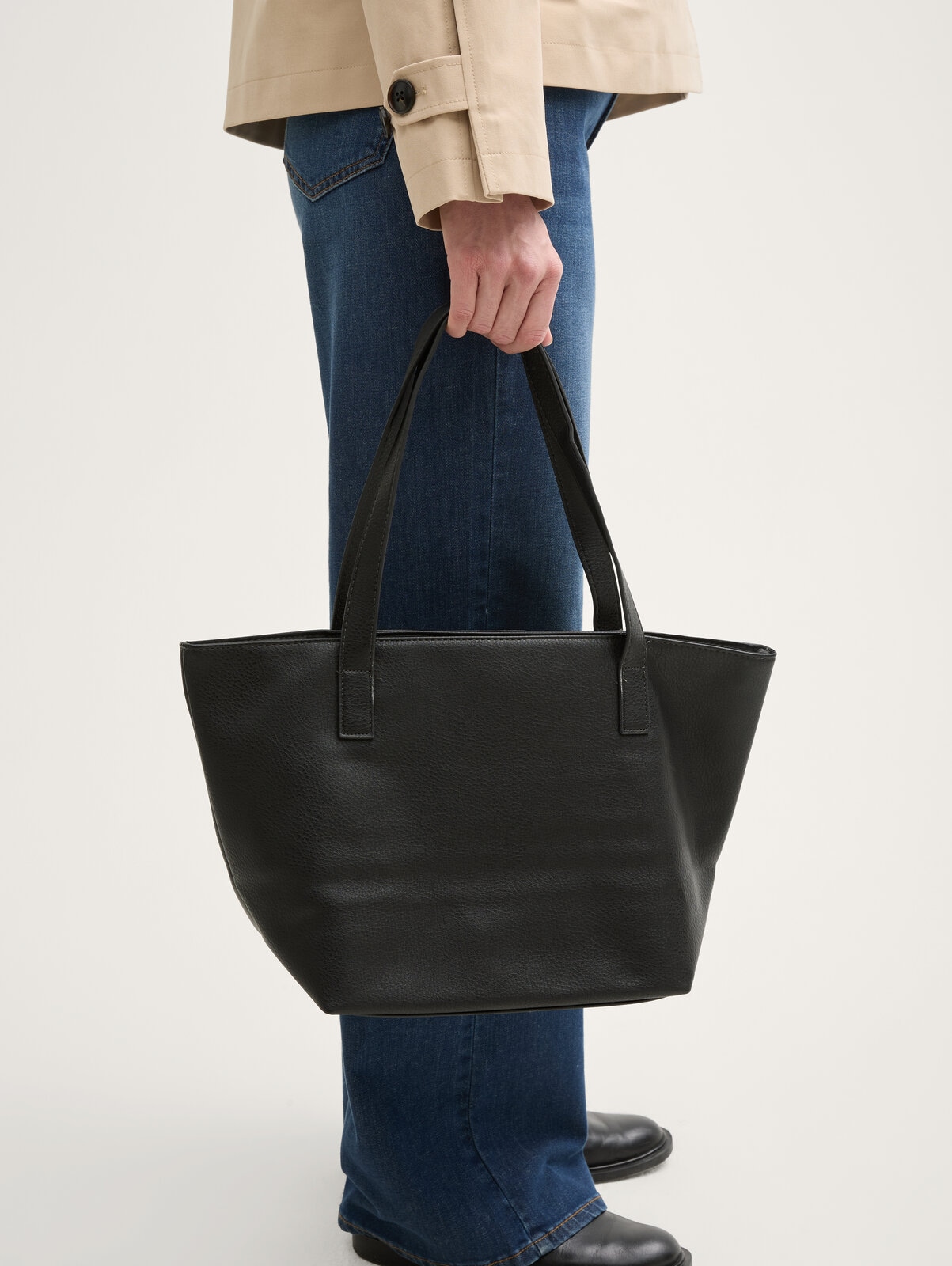 TOM TAILOR Shopper »Miri zip« aus griffigem Lederimitat mit praktischen flachen Handgriffen