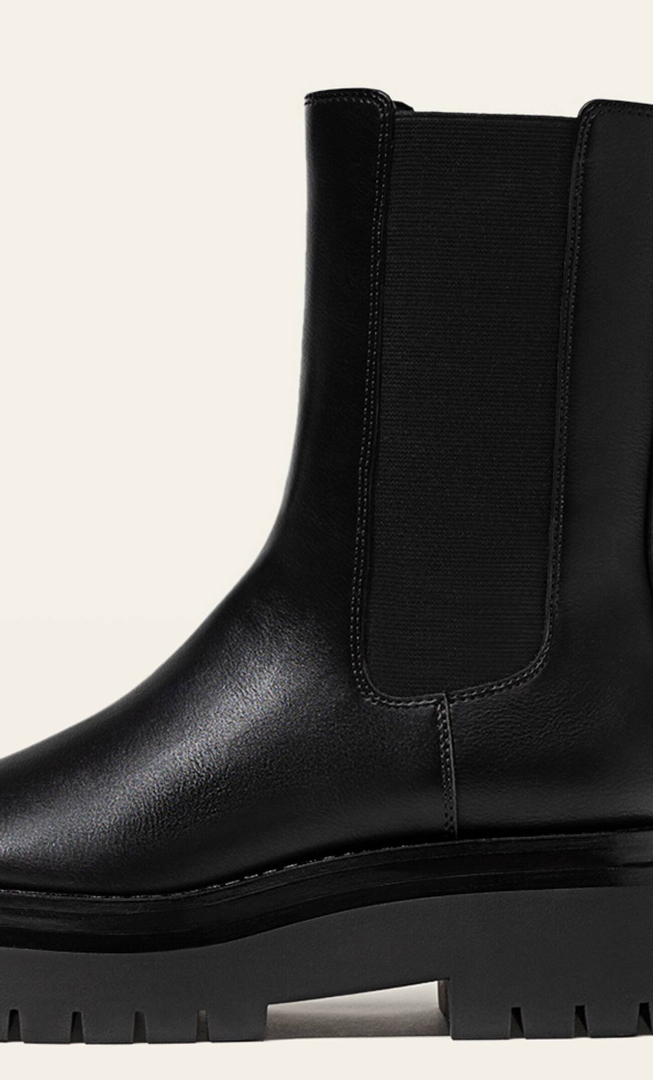 Botas Chelsea de cano curto sem salto