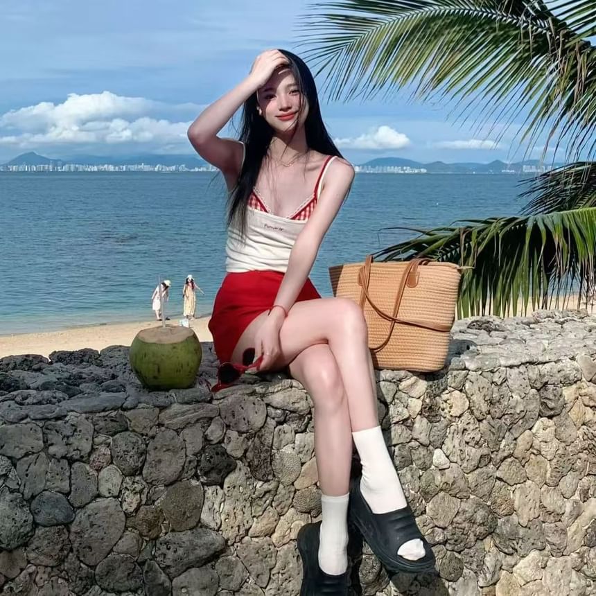 Honolulu - Geruite bikini / Camisole top met geborduurde letters en strik / Mini-kokerrok met hoge taille / Set