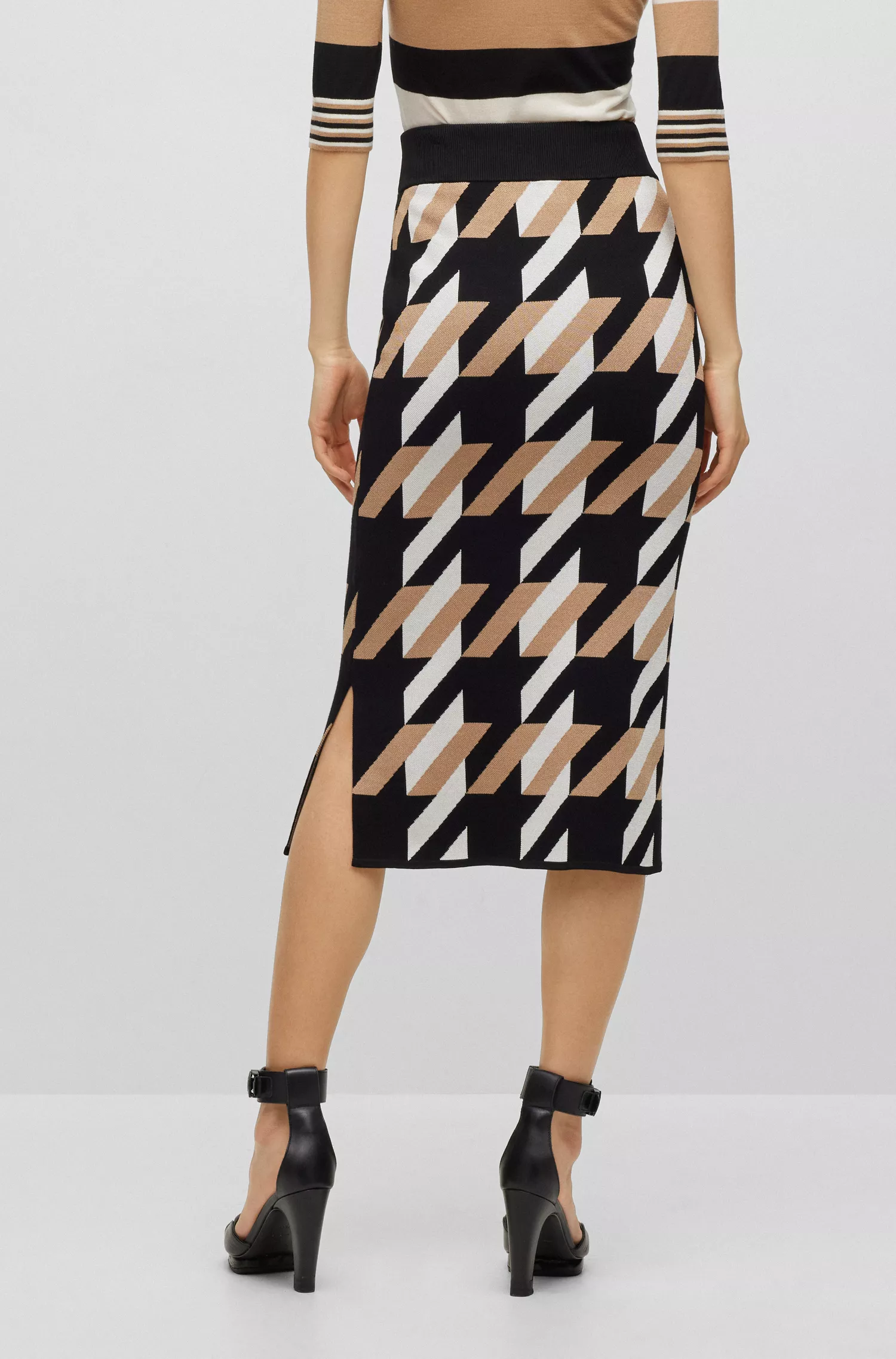 Saia lápis BOSS preta em malha jacquard com detalhe do logotipo.