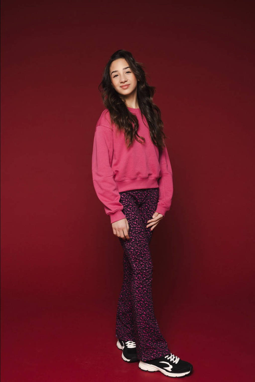 LOOXS flared broek met all over print roze/zwart