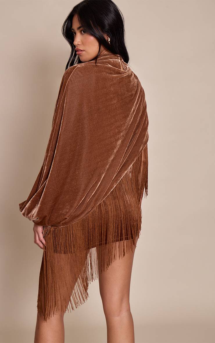 Marron Doré Robe Courte En Velours Avec Cape Et Ourlet À Pompons