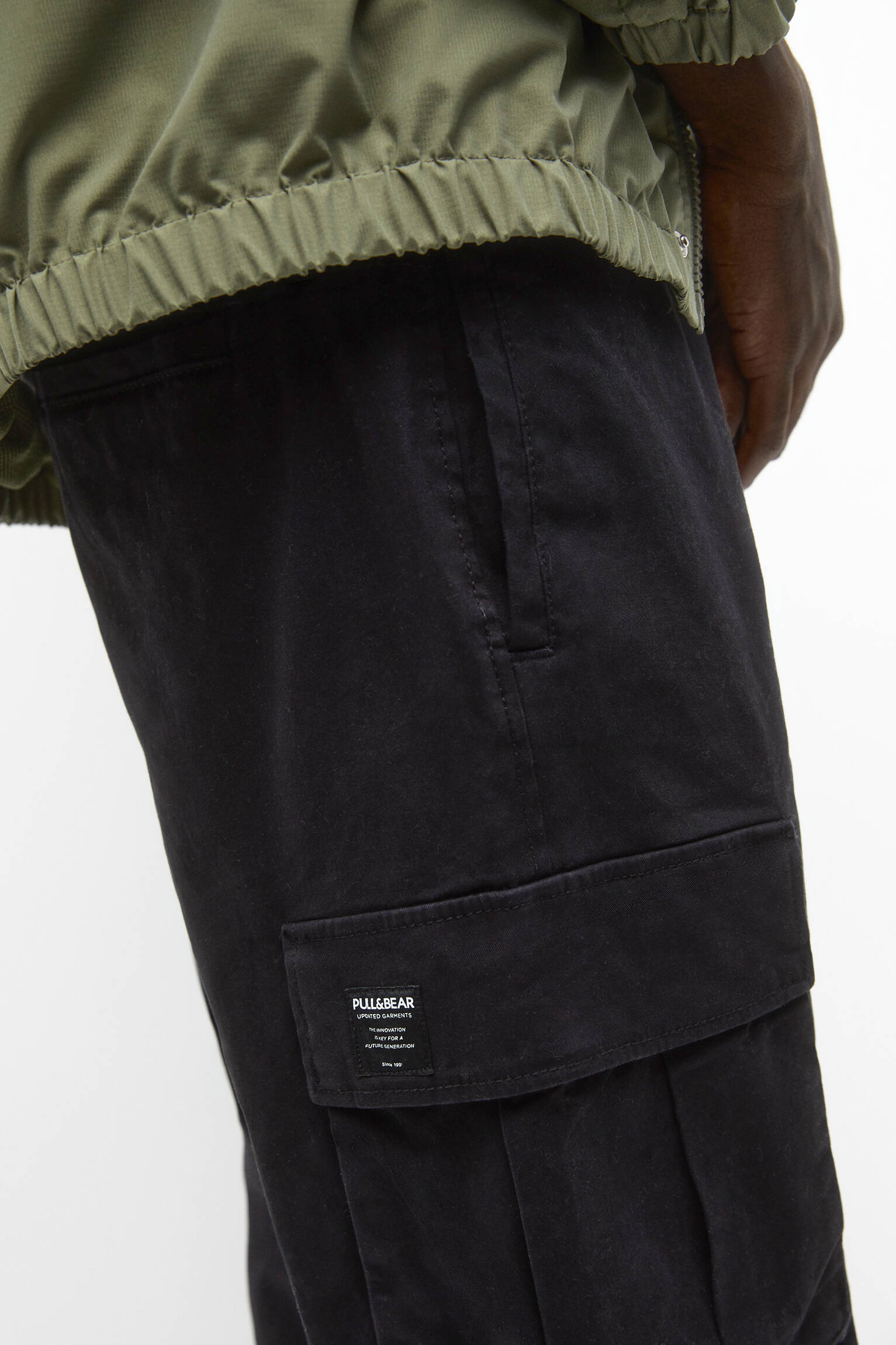 Calça jogger cargo básica - preta