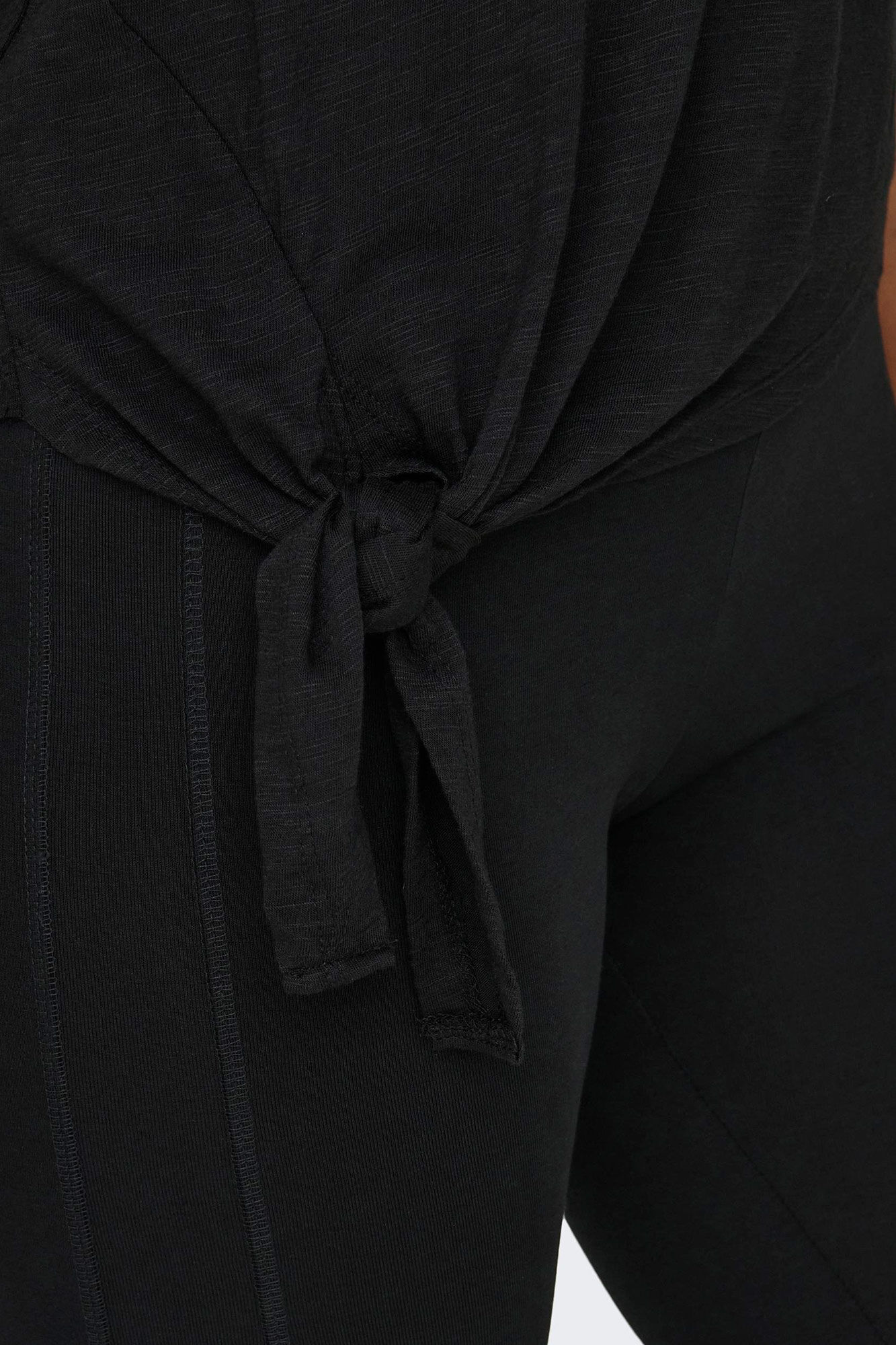 Camiseta com amarração lateral