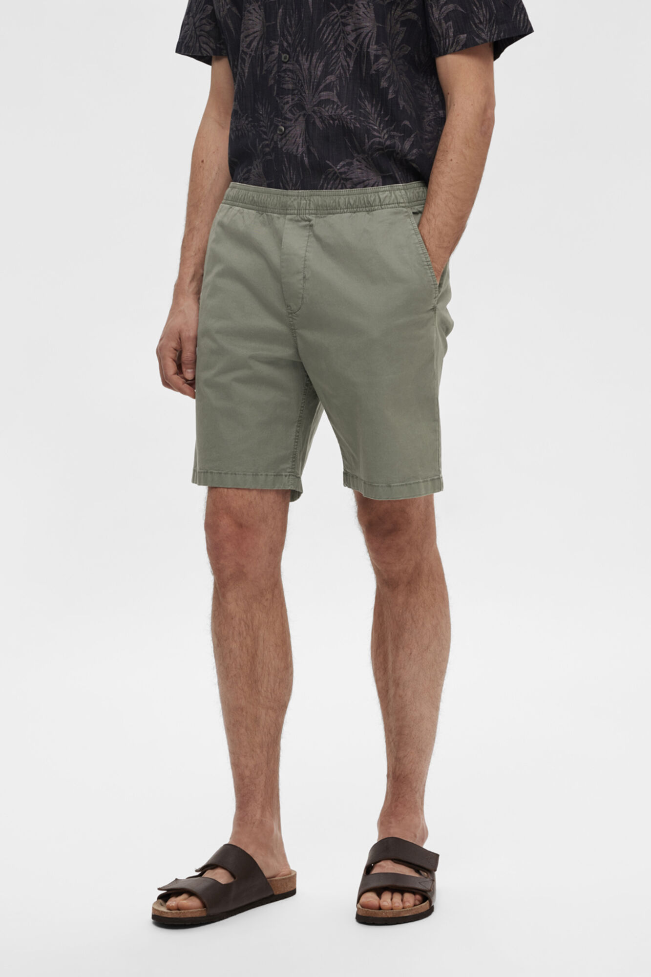 Calções chino com cintura elástica feitos de algodão reciclado. - Verde