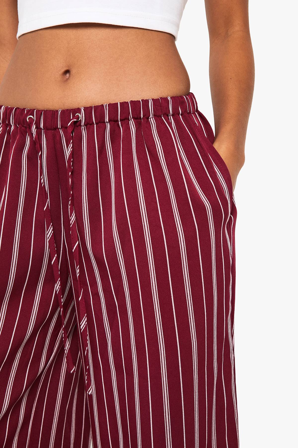 boohoo Pantalon Petite à fines rayures, à jambes larges et à taille à cordon