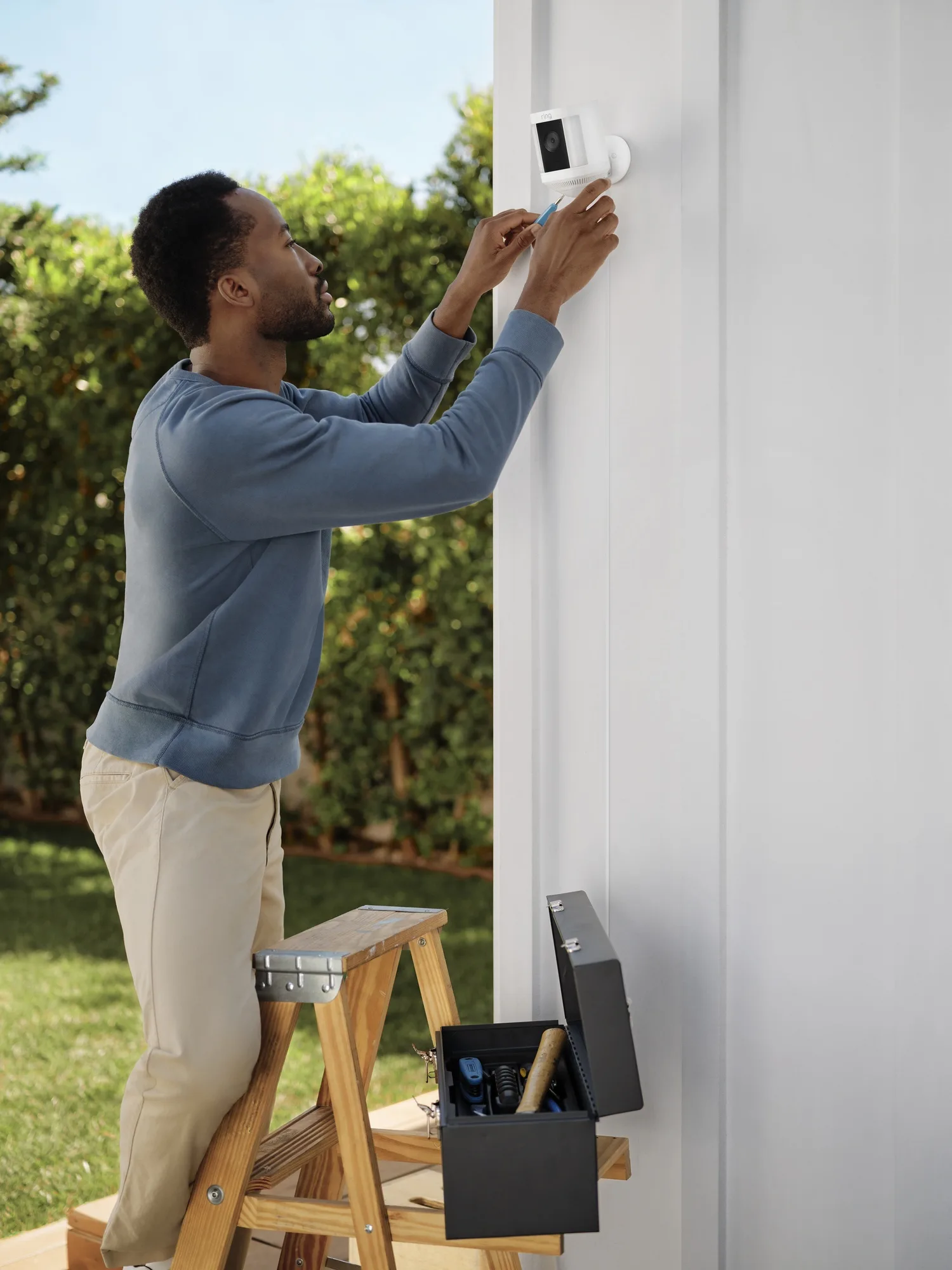 Ring Spotlight Cam Plus Plug-in Blanc Caméra de surveillance