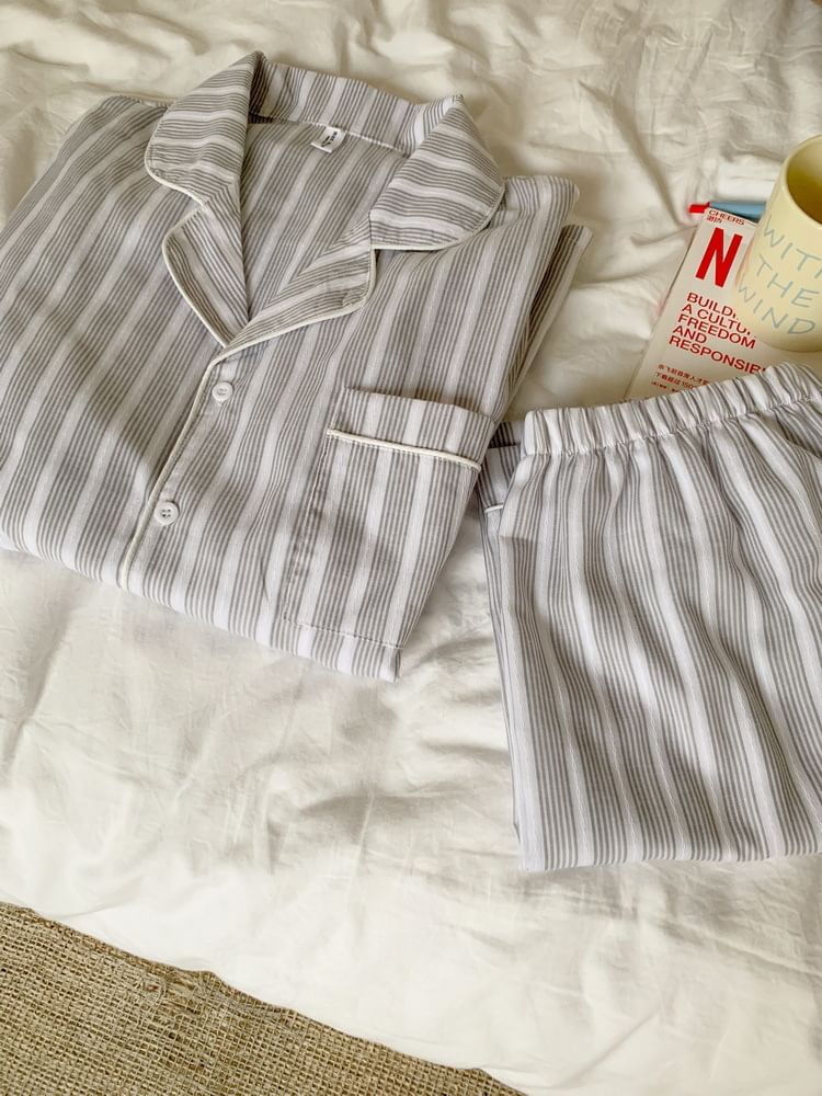Tanee - Matching pyjamajurk met pofmouwen en strepen in midi-stijl / gestreepte top met lange mouwen en knopen / broek / set
