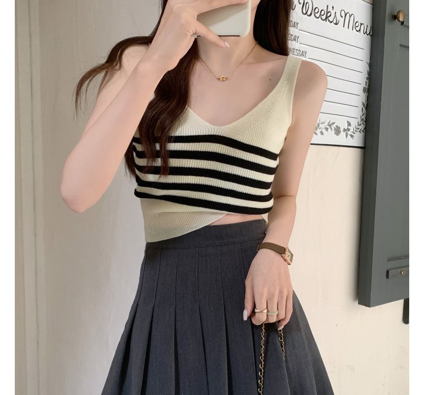 Allinya - Gestreepte gebreide tanktop met V-hals