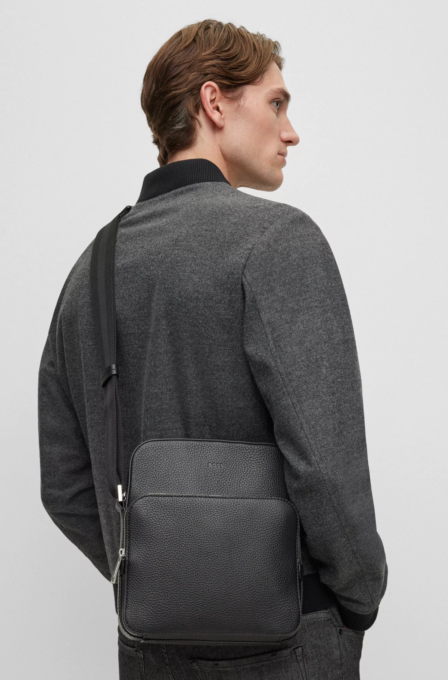 Bolsa BOSS Black-Reporter em couro italiano granulado com logotipo em relevo.