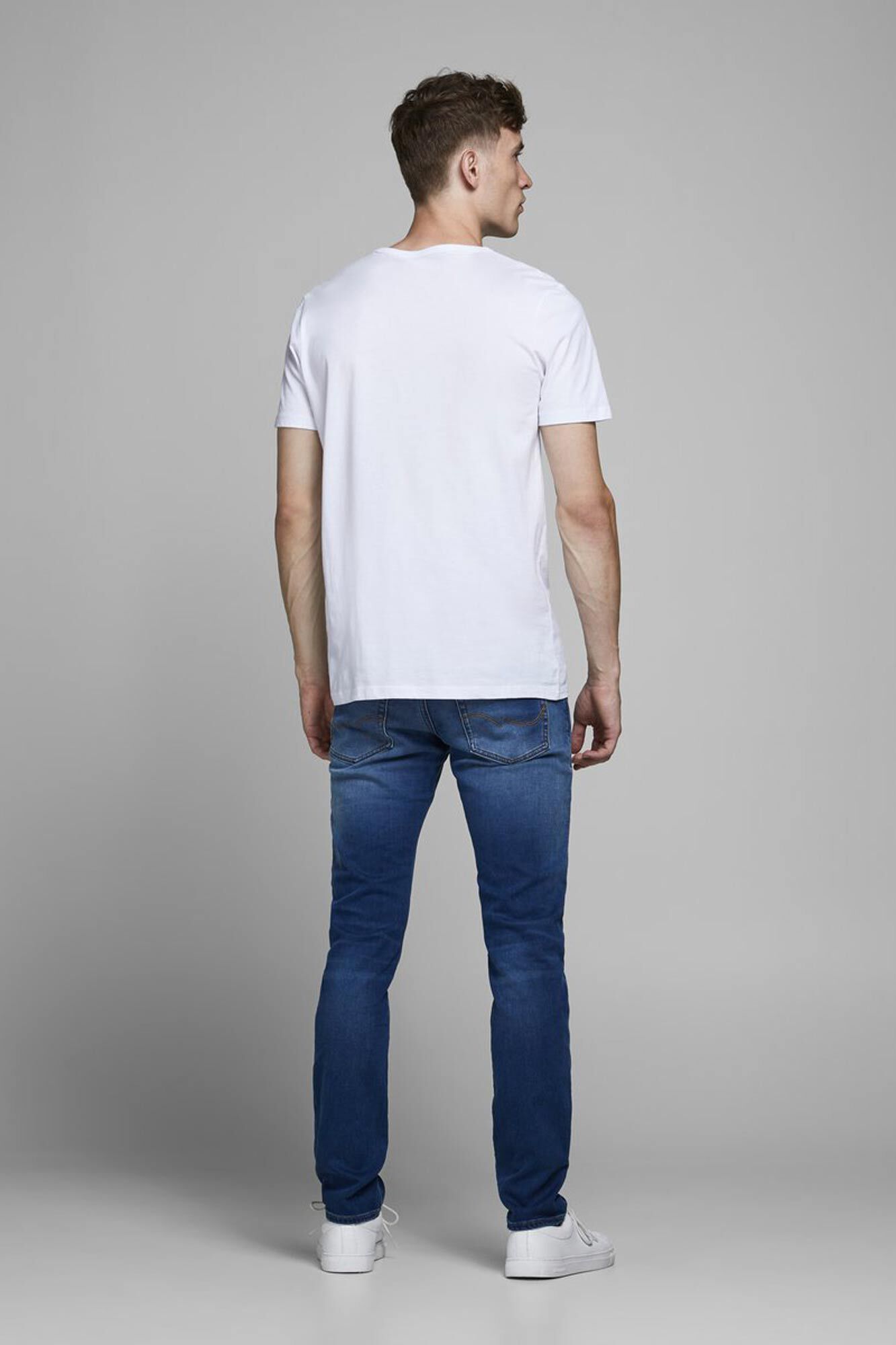 calça jeans slim fit afunilada