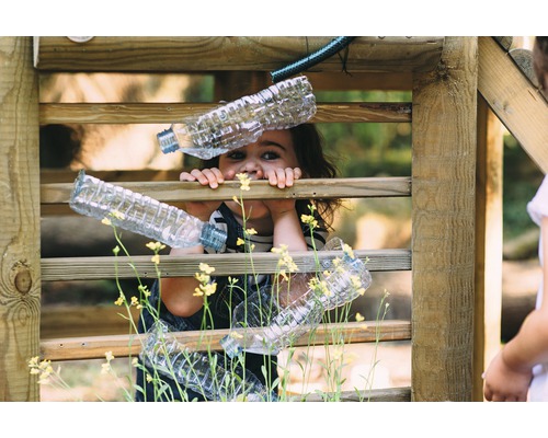 Plum Discovery speeltoren met ladder, houten helling, leuning, emmer en glijbaan, groen