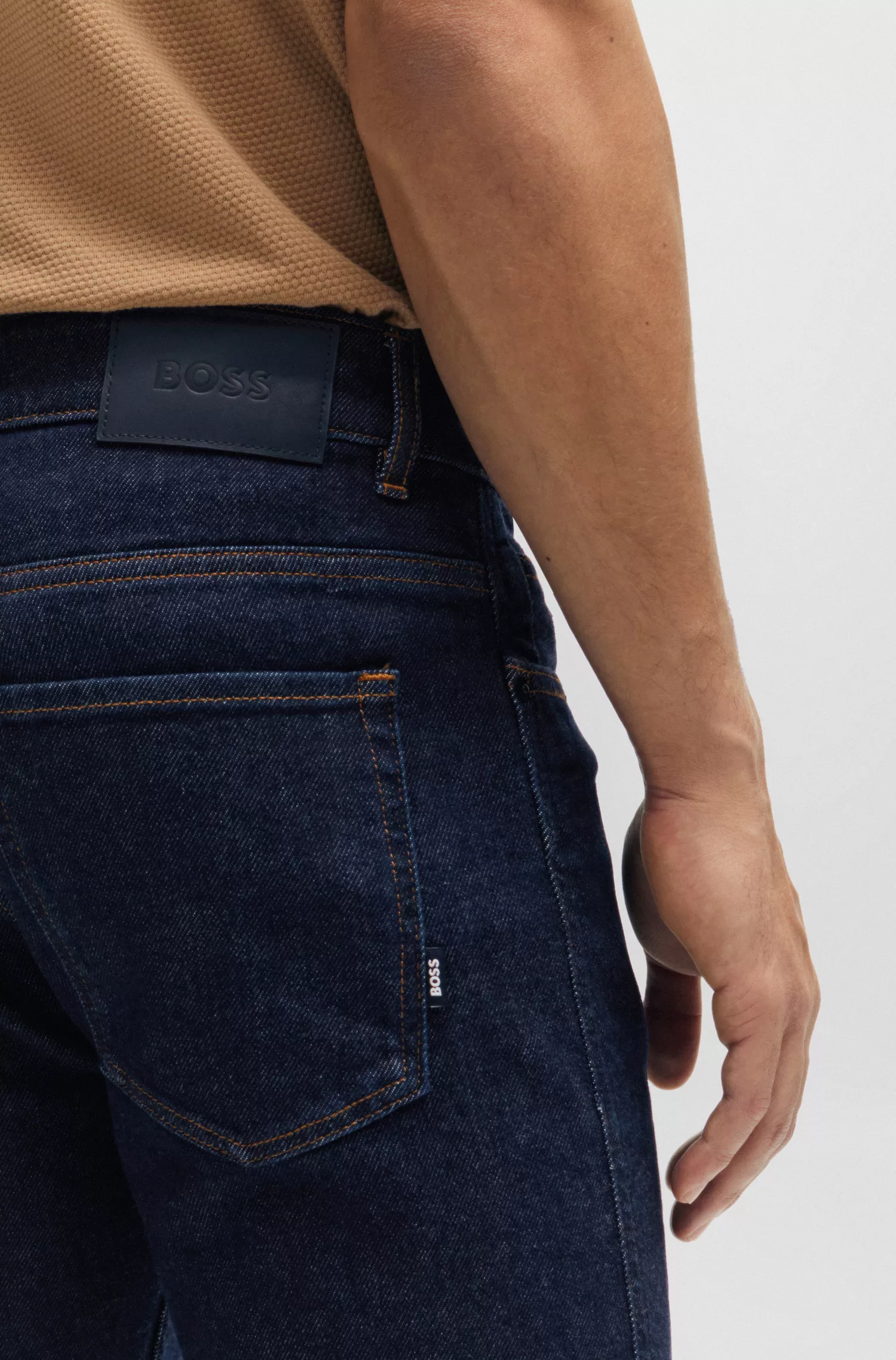 Calça jeans BOSS preta, corte slim, em denim azul-escuro com elasticidade confortável.