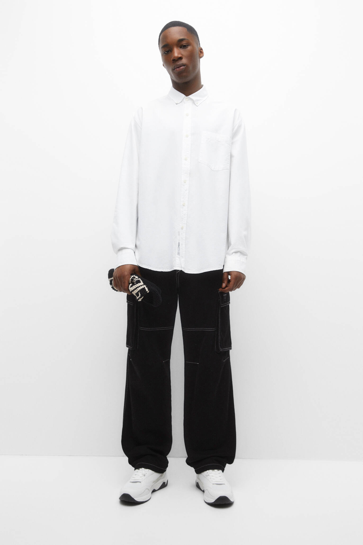 Calça cargo com costura contrastante - preta