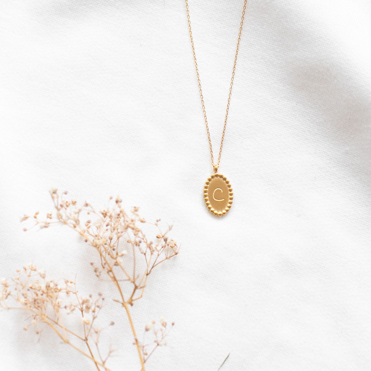 Collier médaillon gravé lettre alphabet