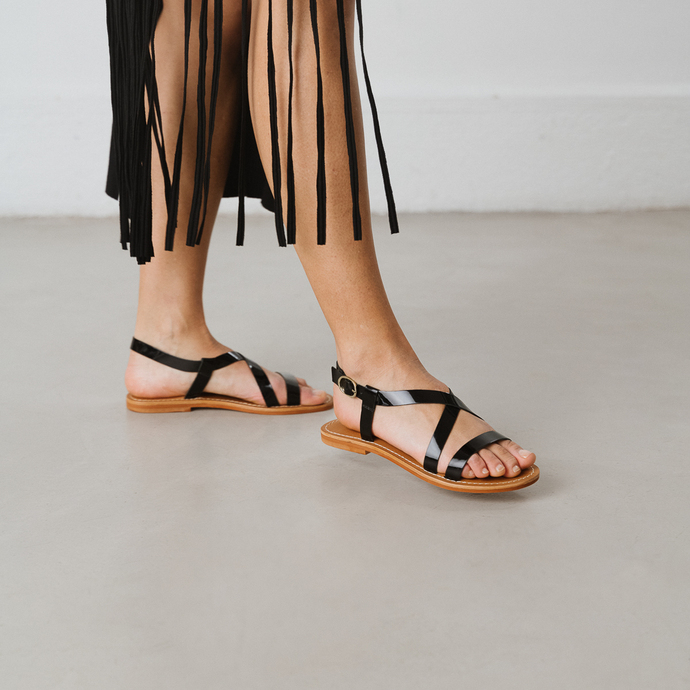 Sandales à brides croisées  en vernis noir