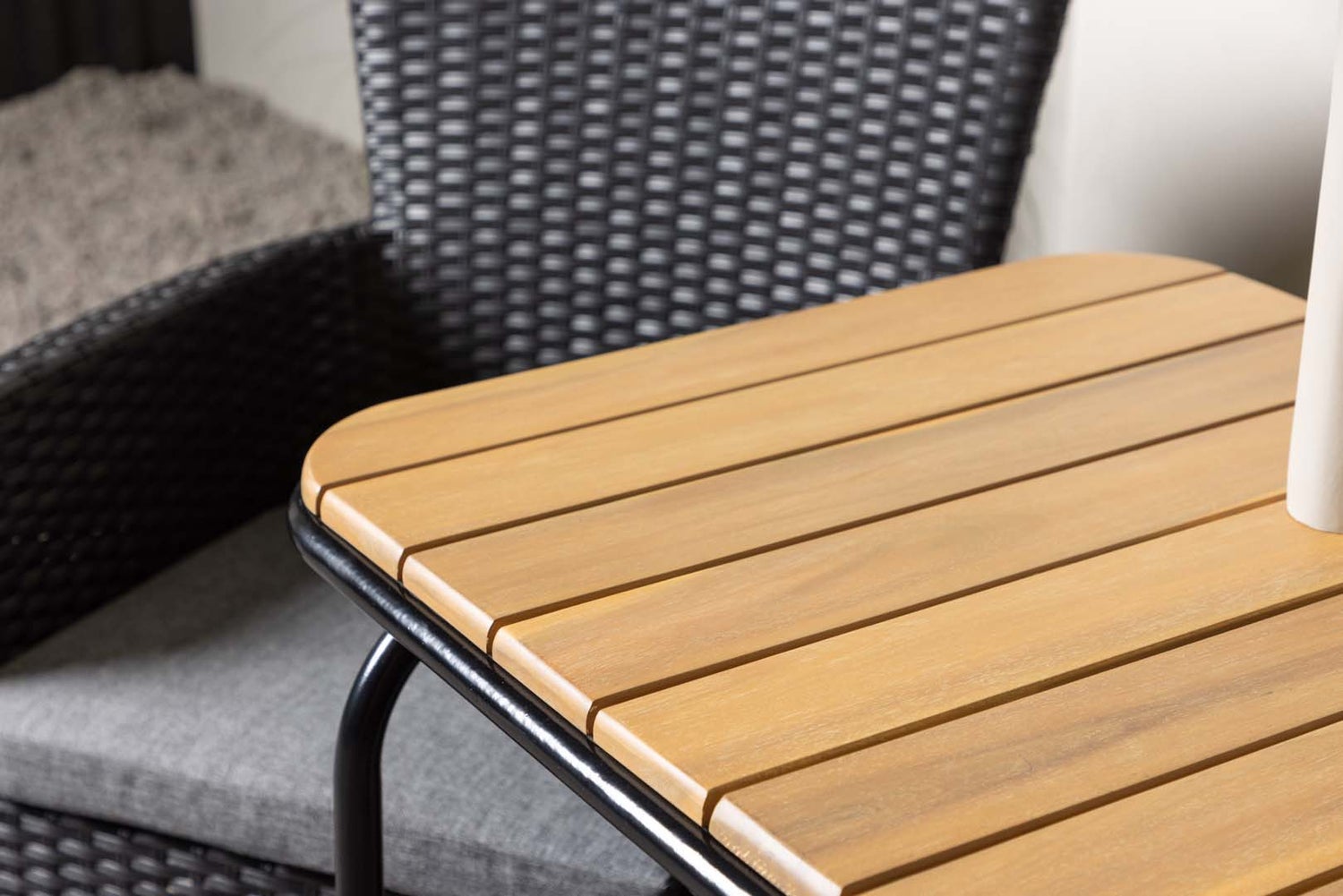 Holmbeck tuinset: tafel, 2 stoelen, naturel/zwart. 88 x 70 x 74 cm