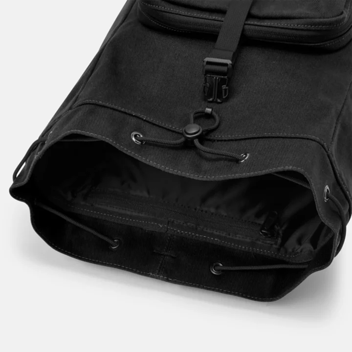 Mochila de lona preta para mulheres.