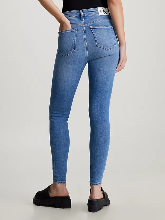 Calça jeans super skinny de cintura alta até o tornozelo