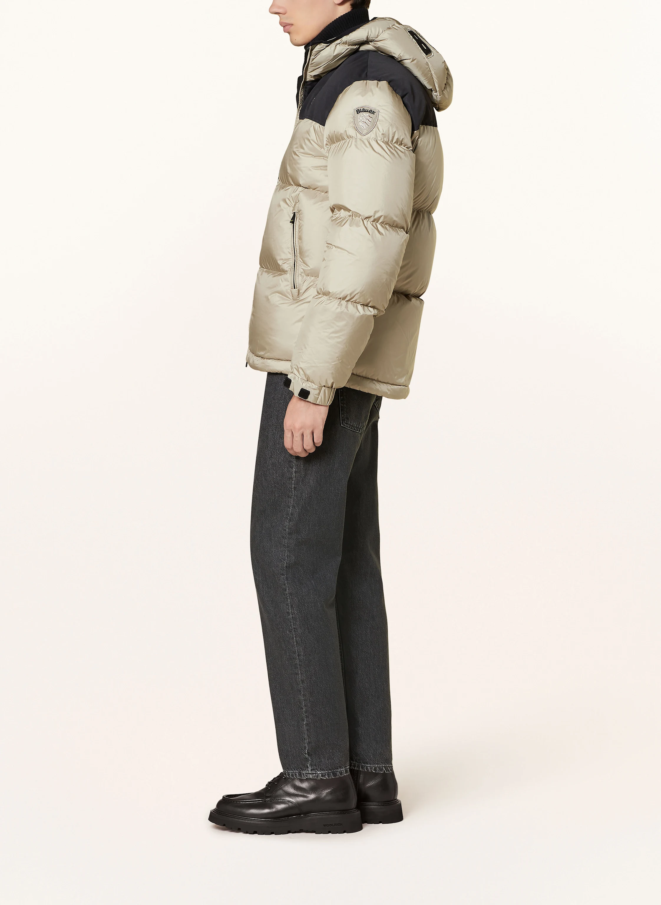 Blauer Daunenjacke