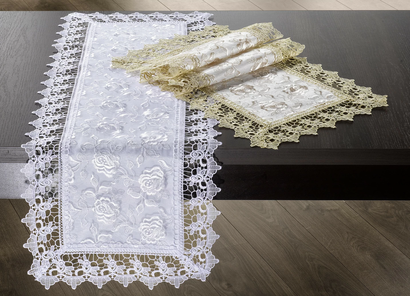 Tisch- und Raumdekoration mit Macramé-Spitzenbordüre