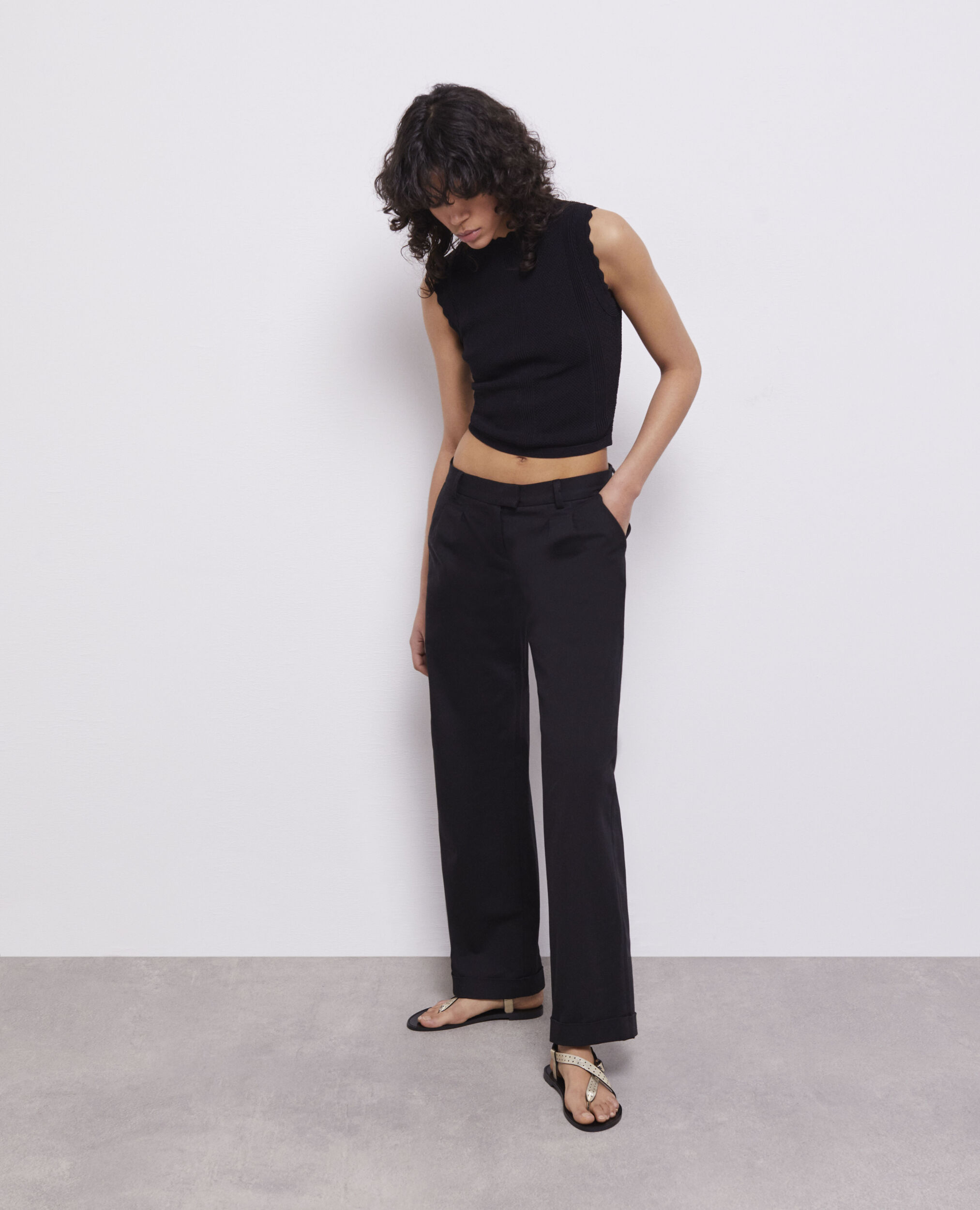Sandales dorées en cuir perforé