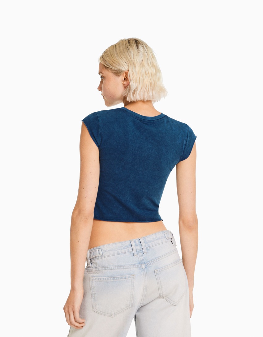 Camiseta cropped de manga curta com estampa