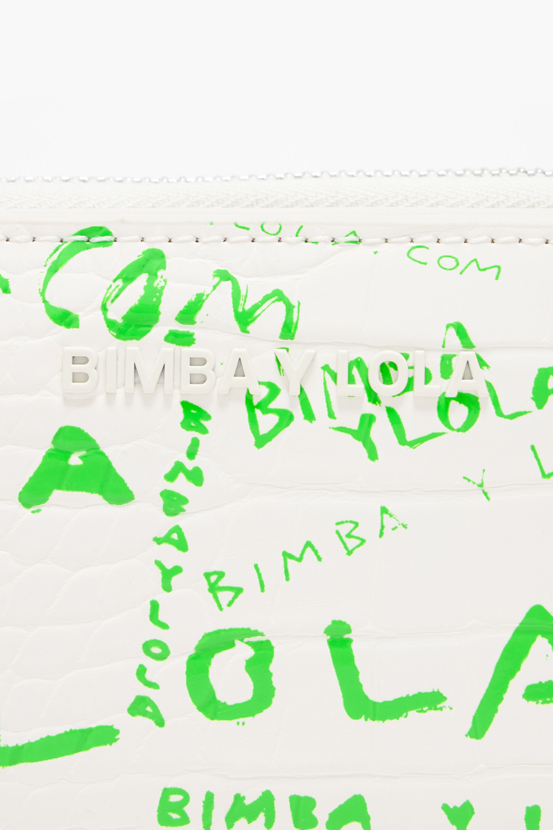 Carteira com aba em estampa de crocodilo branca e logotipo.
