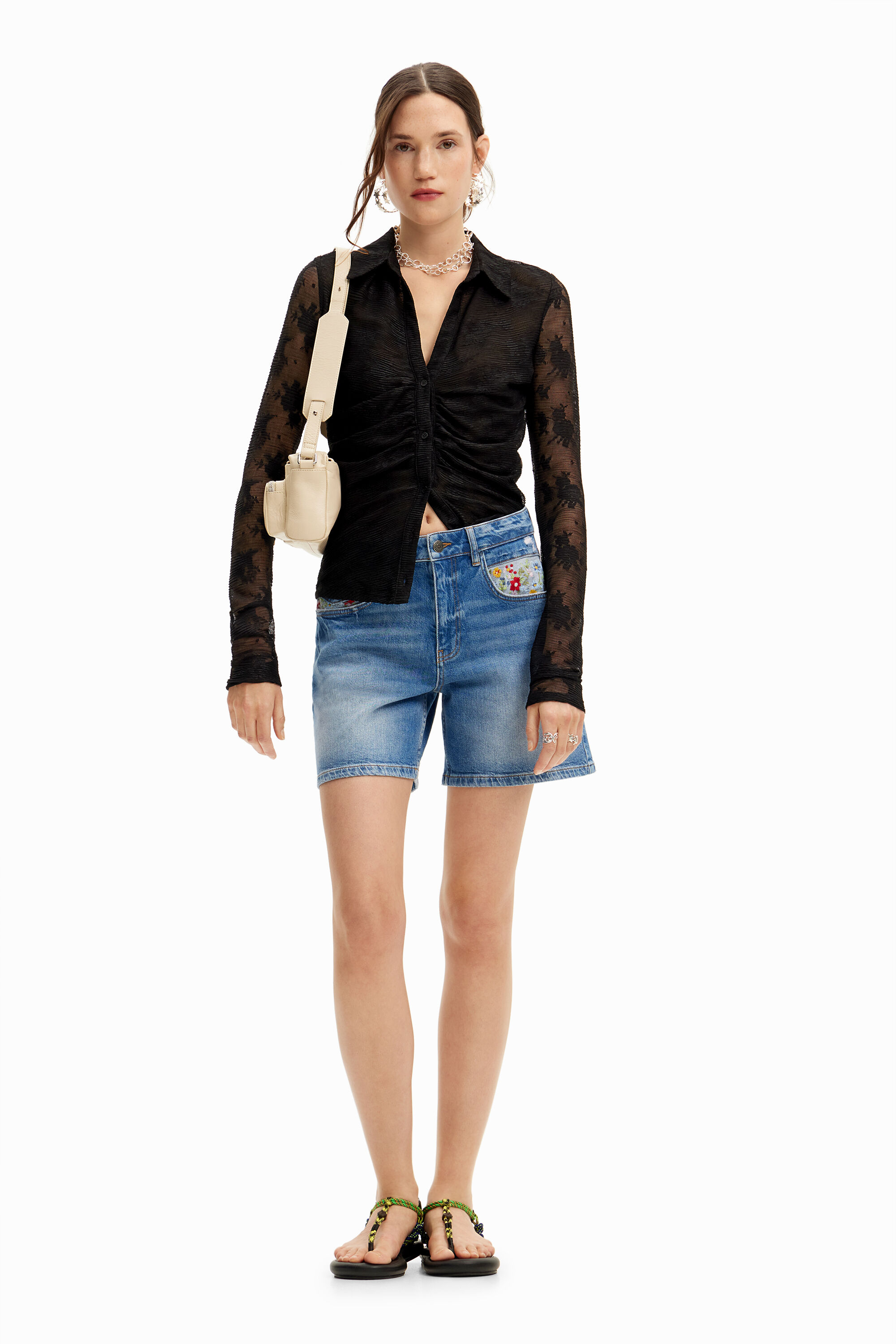 Bordados em jeans curtos
