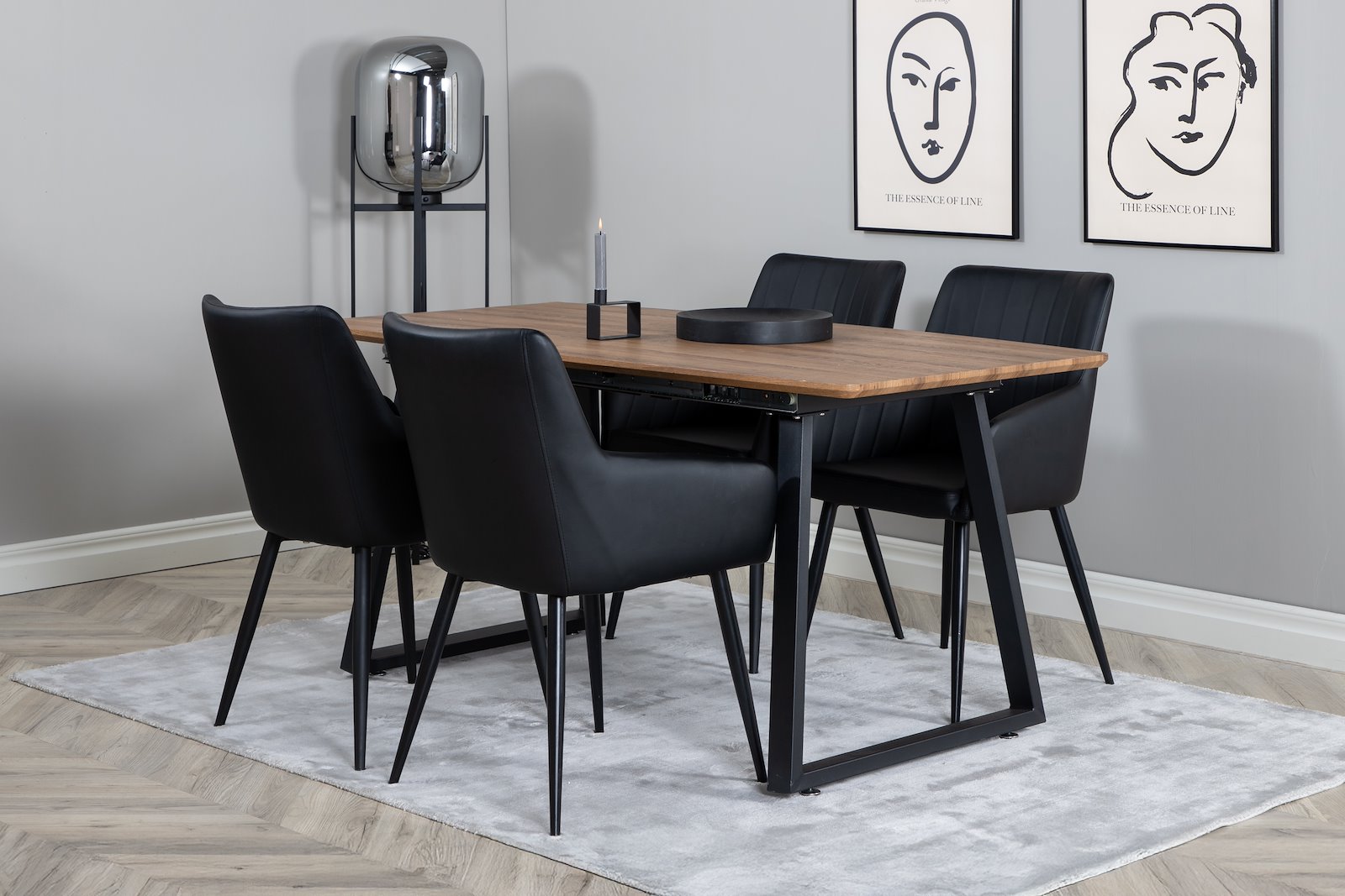 Comfort Spisestol. Sett av 2. Sett av 2. Med arm. Sort PU med sortlakkerte ben.