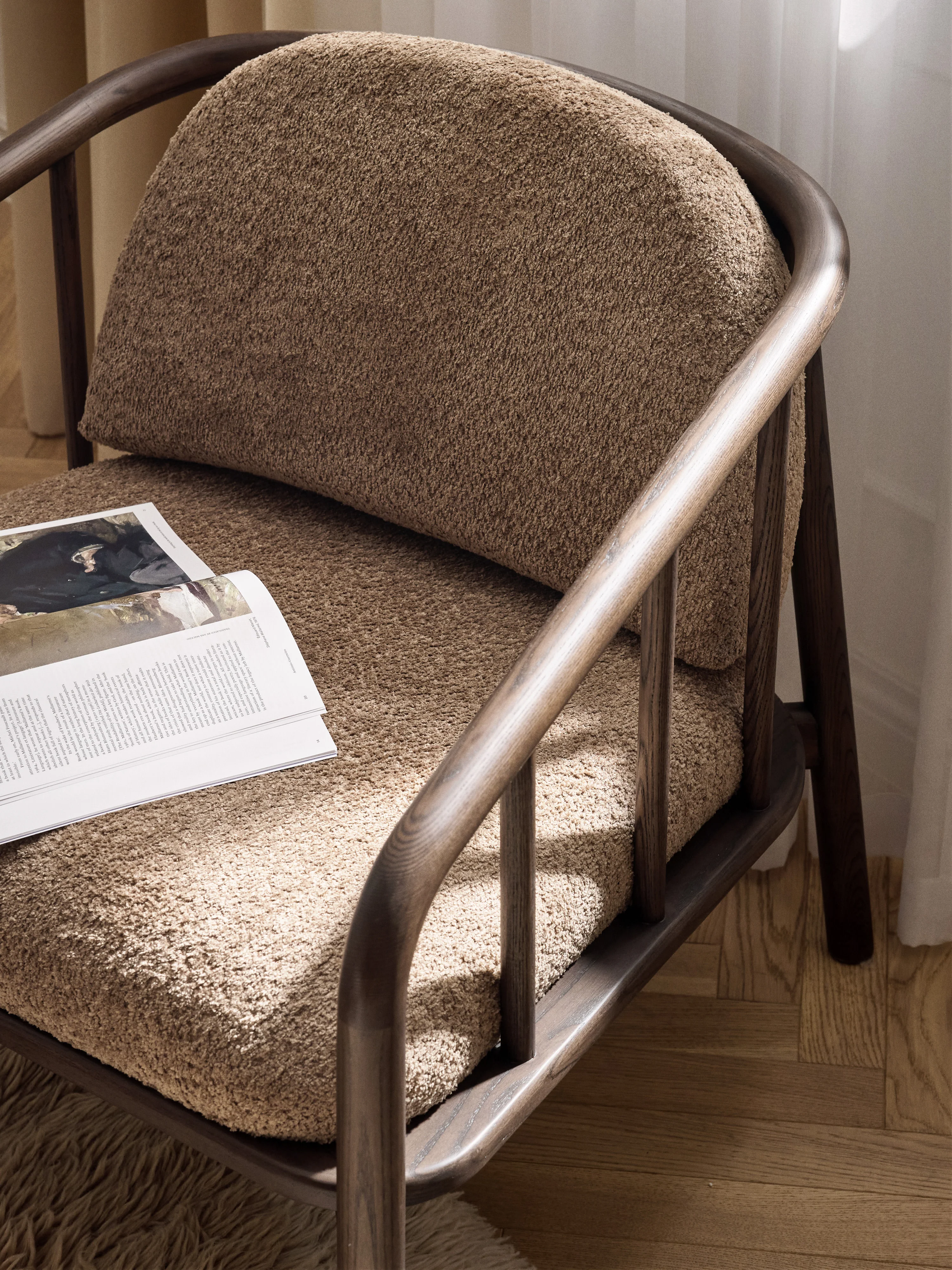 Loungefauteuil Balin van essenhout met teddy-bekleding