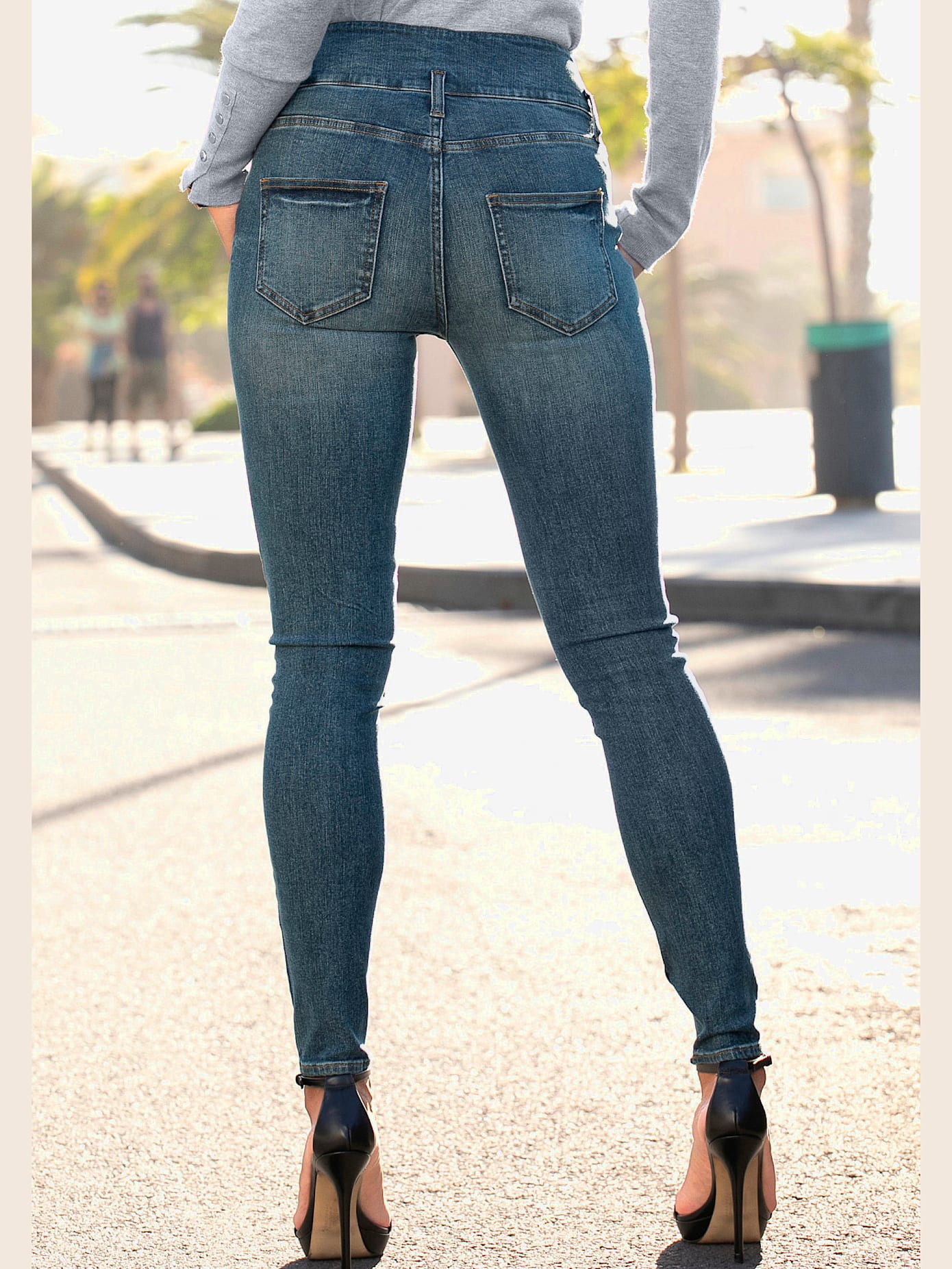 Jean taille haute large ceinture à boutons