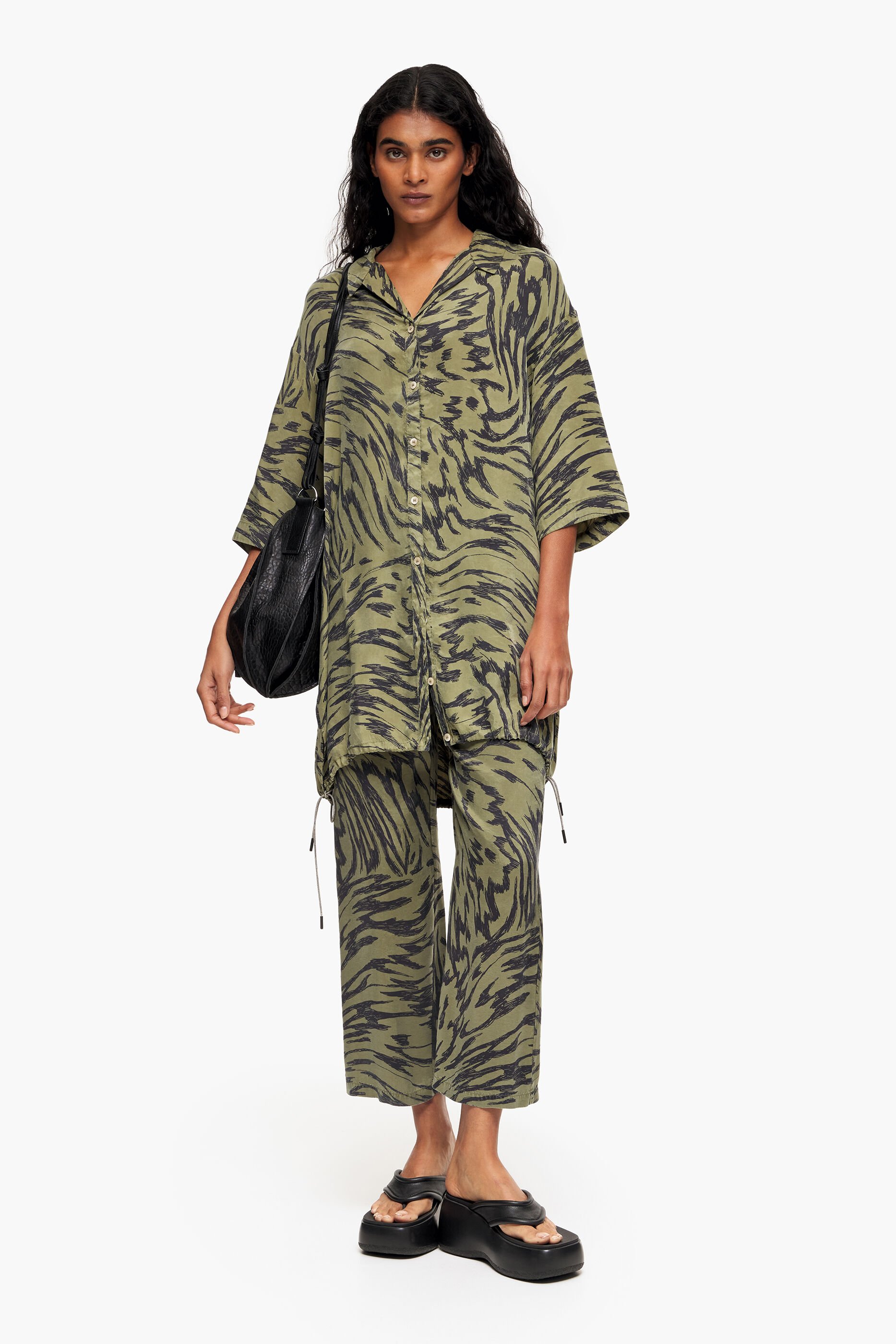 Camisa oversized cáqui com estampa de asas de borboleta