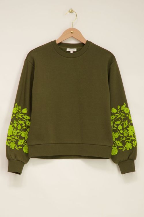 Groene sweater met geborduurde mouwen