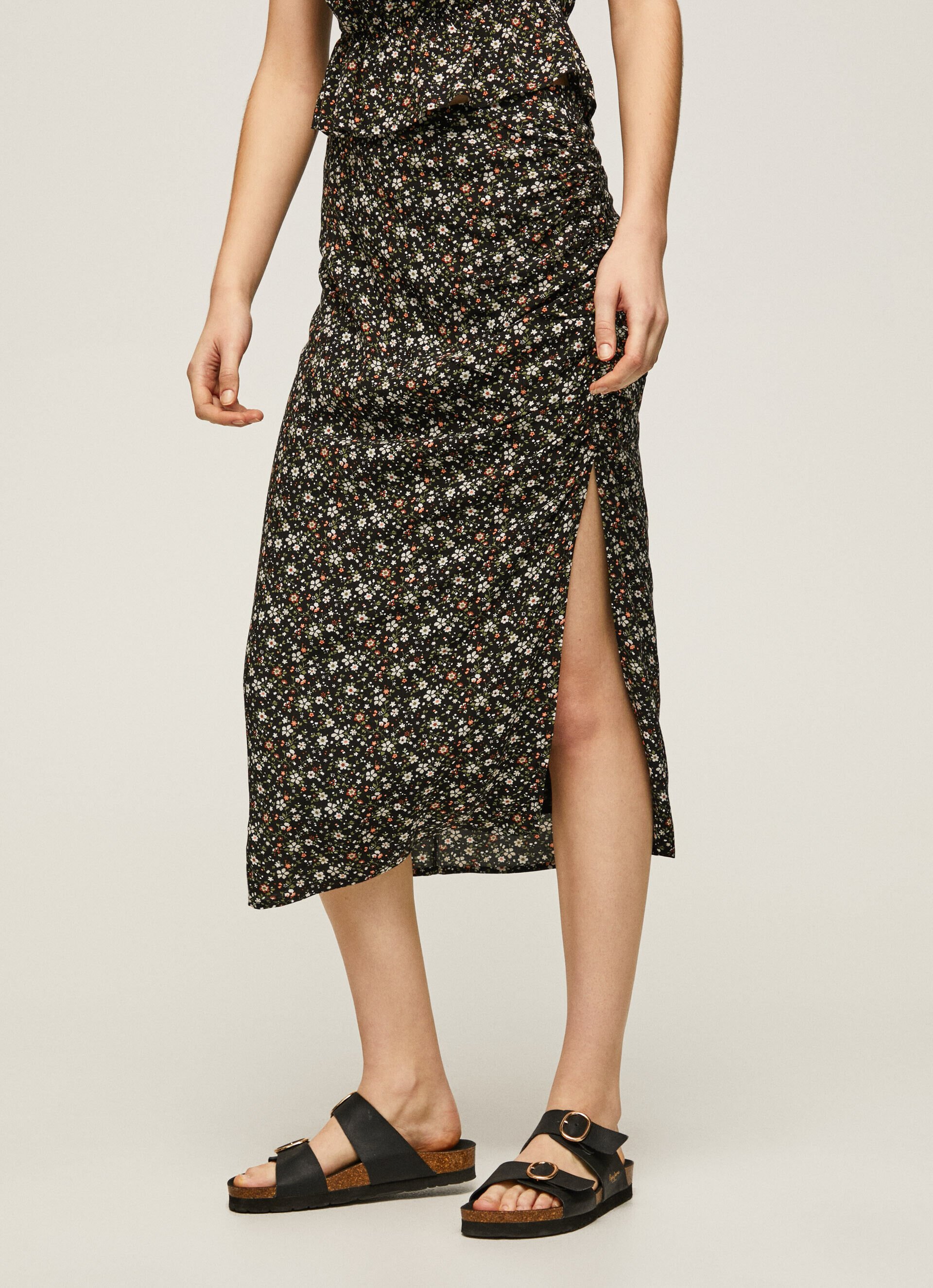 SAIA COM ESTAMPA FLORAL - multicolorida